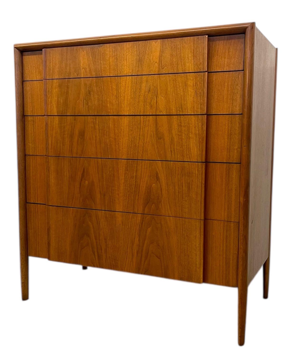 Comò alto vintage del Mid Century Modern di Drexel, Collection's Parallele In condizioni buone in vendita a Seattle, WA