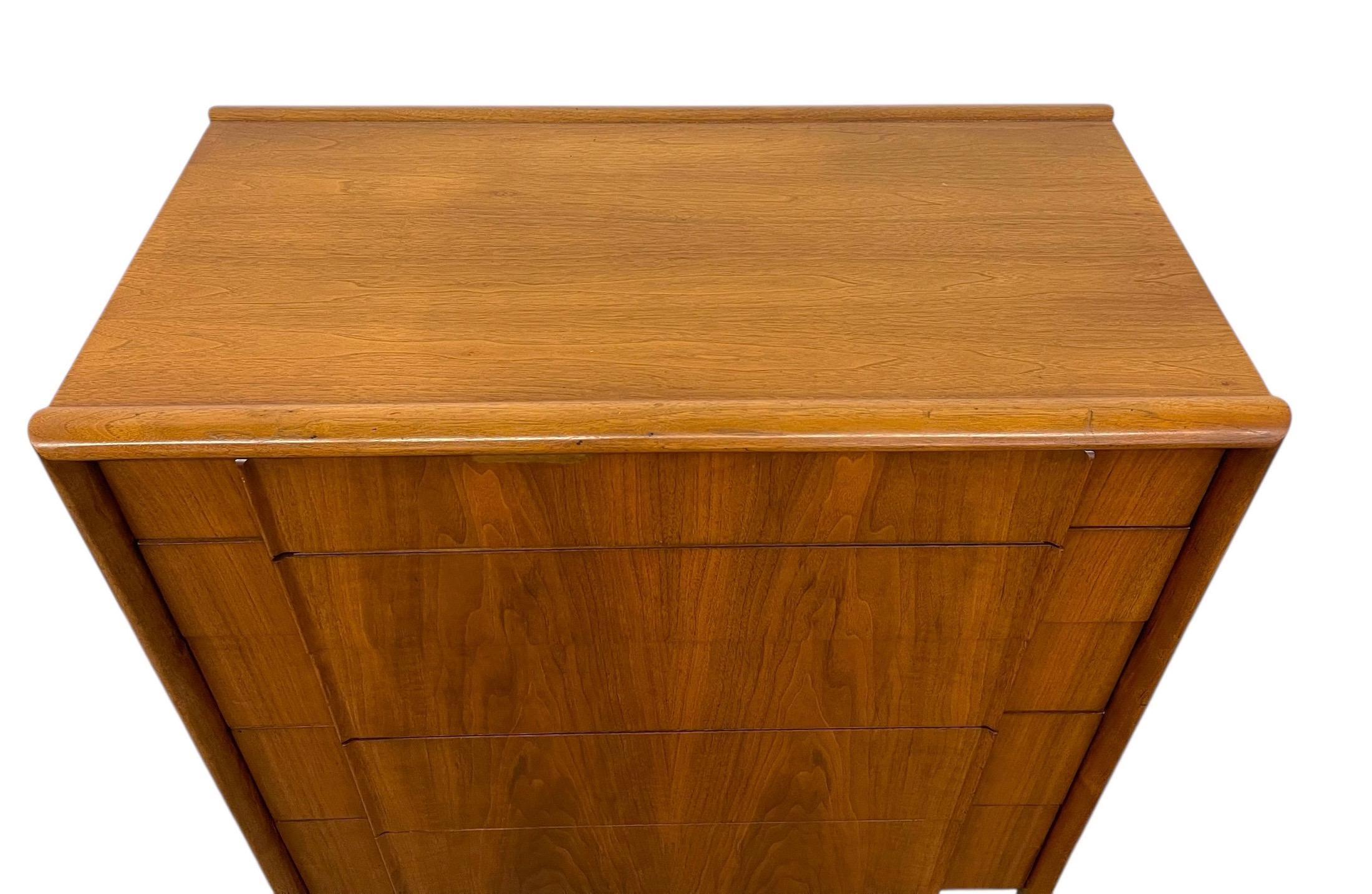 Legno Comò alto vintage del Mid Century Modern di Drexel, Collection's Parallele in vendita