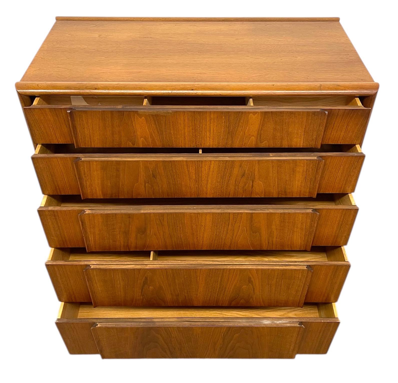 Comò alto vintage del Mid Century Modern di Drexel, Collection's Parallele in vendita 1