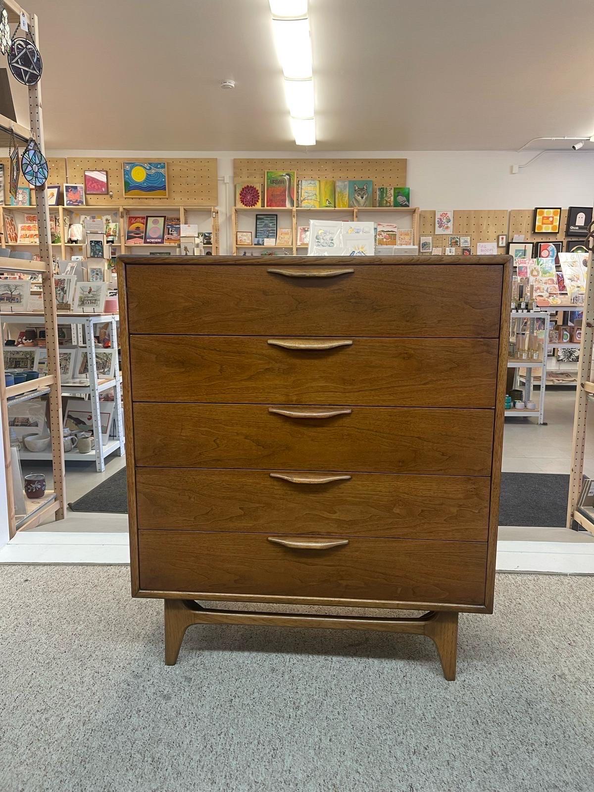 This dresser features five dovetailed drawers with sculpted wood handles. Circa 1960’s / 1970’s. Tapered Legs, Classic lane design. Vintage Condition Consistent with Age as Pictured. 

Dimensions. 36 W ; 19 D ; 42 1/4 H