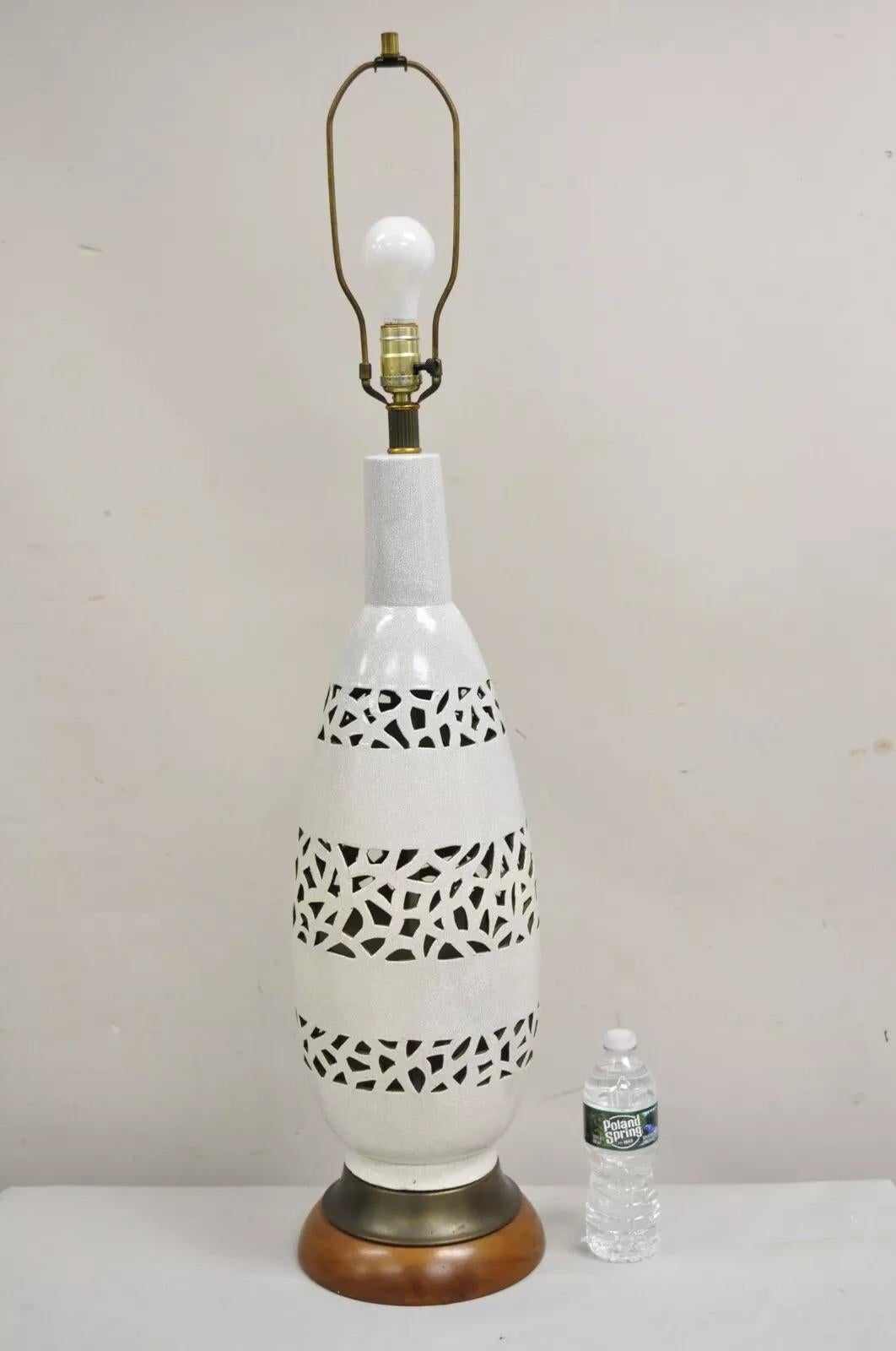 Vintage Mid Century Modern Tall Pottery Ceramic Table Lamp w/ Walnut Base (lampe de table en céramique émaillée) en vente 3