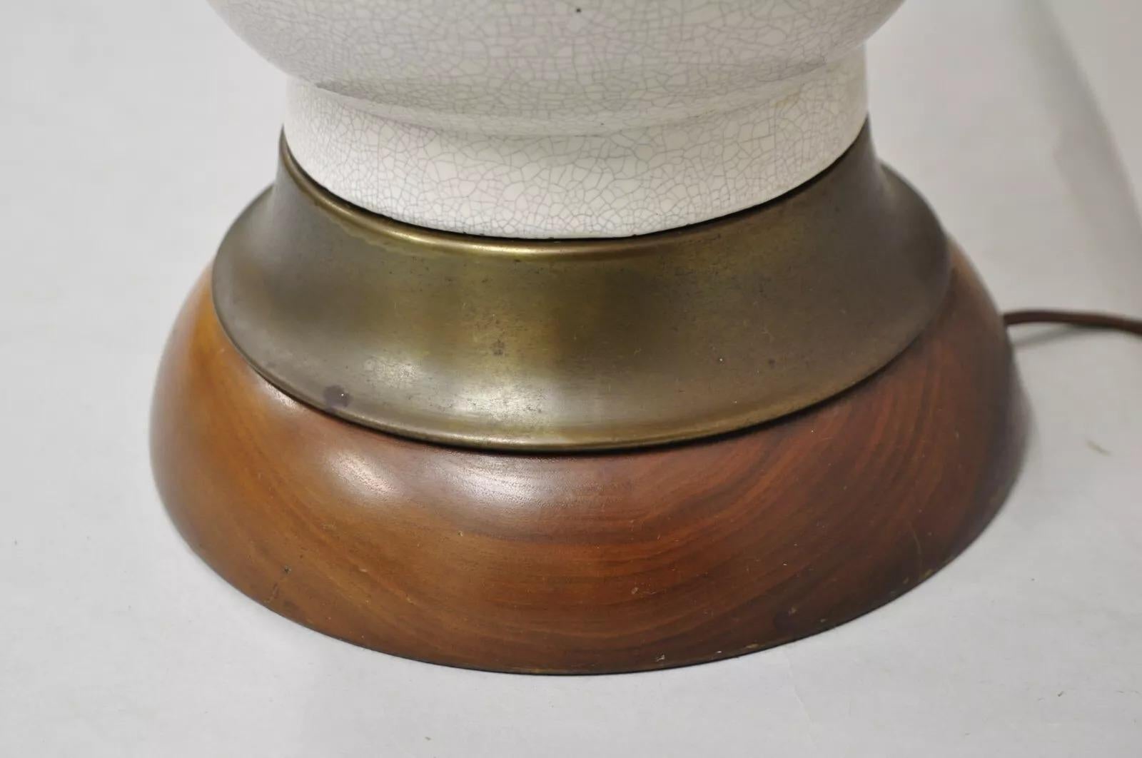 Vintage Mid Century Modern Tall Pottery Ceramic Table Lamp w/ Walnut Base (lampe de table en céramique émaillée) en vente 4