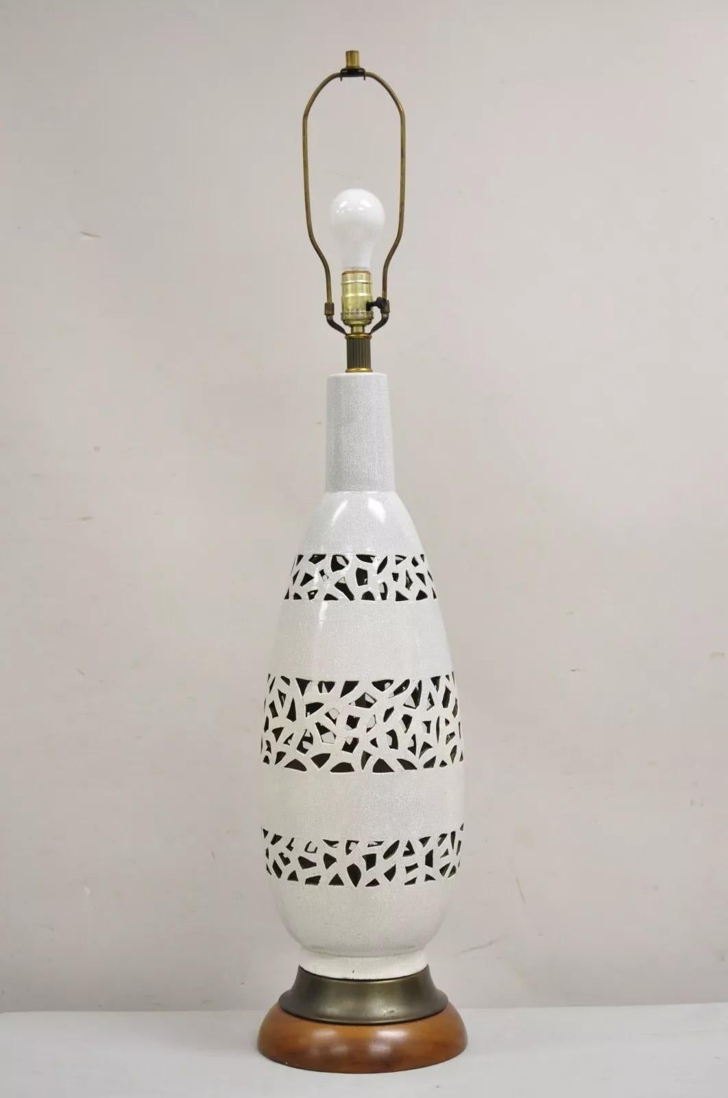 Vintage Mid Century Modern Tall Pottery Ceramic Table Lamp w/ Walnut Base (lampe de table en céramique émaillée) en vente 5