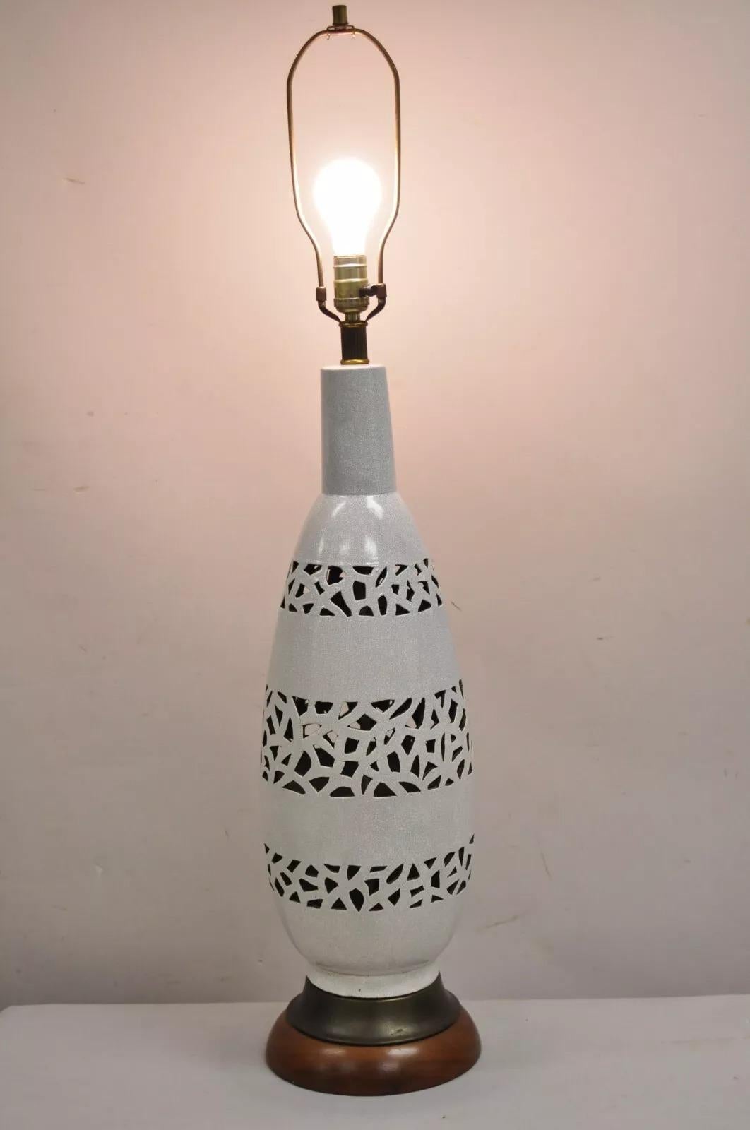 Vintage Mid Century Modern Tall Pottery Ceramic Table Lamp with Walnut Base. Circa Mid 20th Century. Dimensions : 41