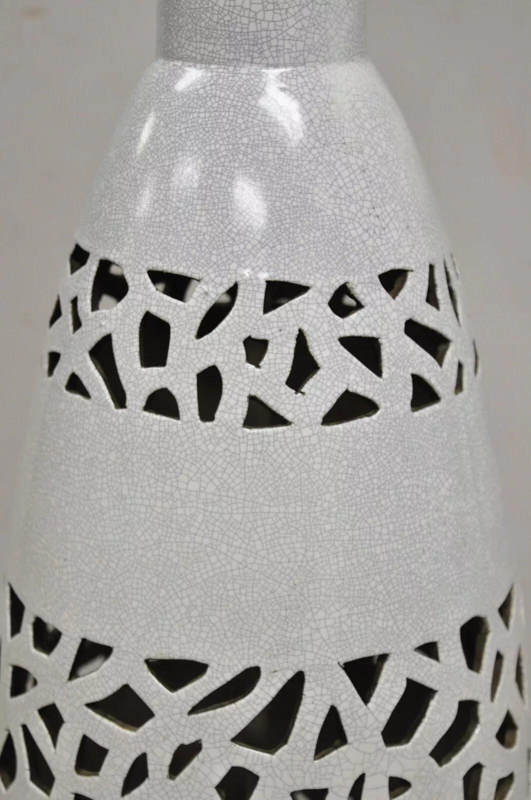 Inconnu Vintage Mid Century Modern Tall Pottery Ceramic Table Lamp w/ Walnut Base (lampe de table en céramique émaillée) en vente