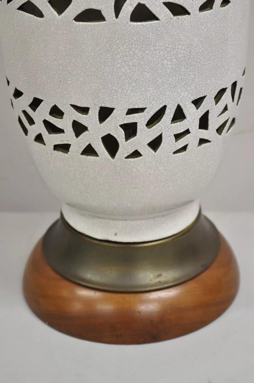 Vintage Mid Century Modern Tall Pottery Ceramic Table Lamp w/ Walnut Base (lampe de table en céramique émaillée) Bon état - En vente à Philadelphia, PA