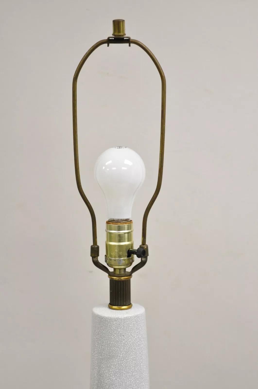 20ième siècle Vintage Mid Century Modern Tall Pottery Ceramic Table Lamp w/ Walnut Base (lampe de table en céramique émaillée) en vente