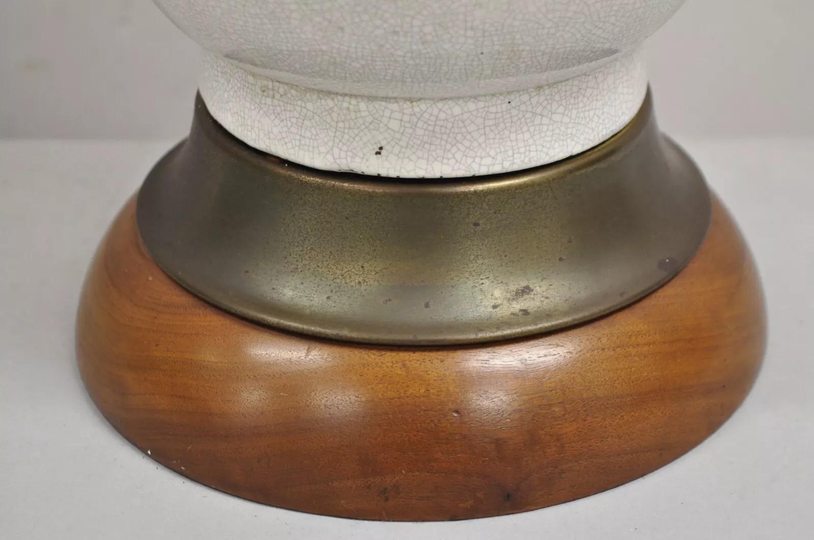 Céramique Vintage Mid Century Modern Tall Pottery Ceramic Table Lamp w/ Walnut Base (lampe de table en céramique émaillée) en vente