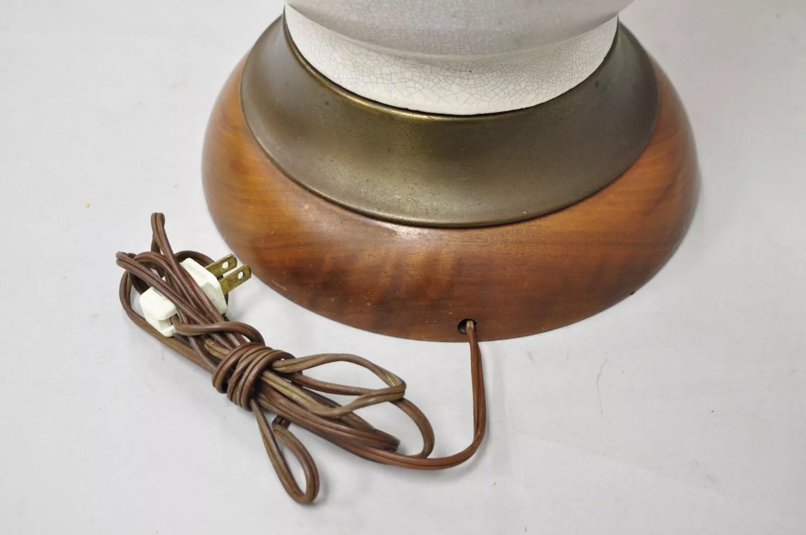 Vintage Mid Century Modern Tall Pottery Ceramic Table Lamp w/ Walnut Base (lampe de table en céramique émaillée) en vente 2