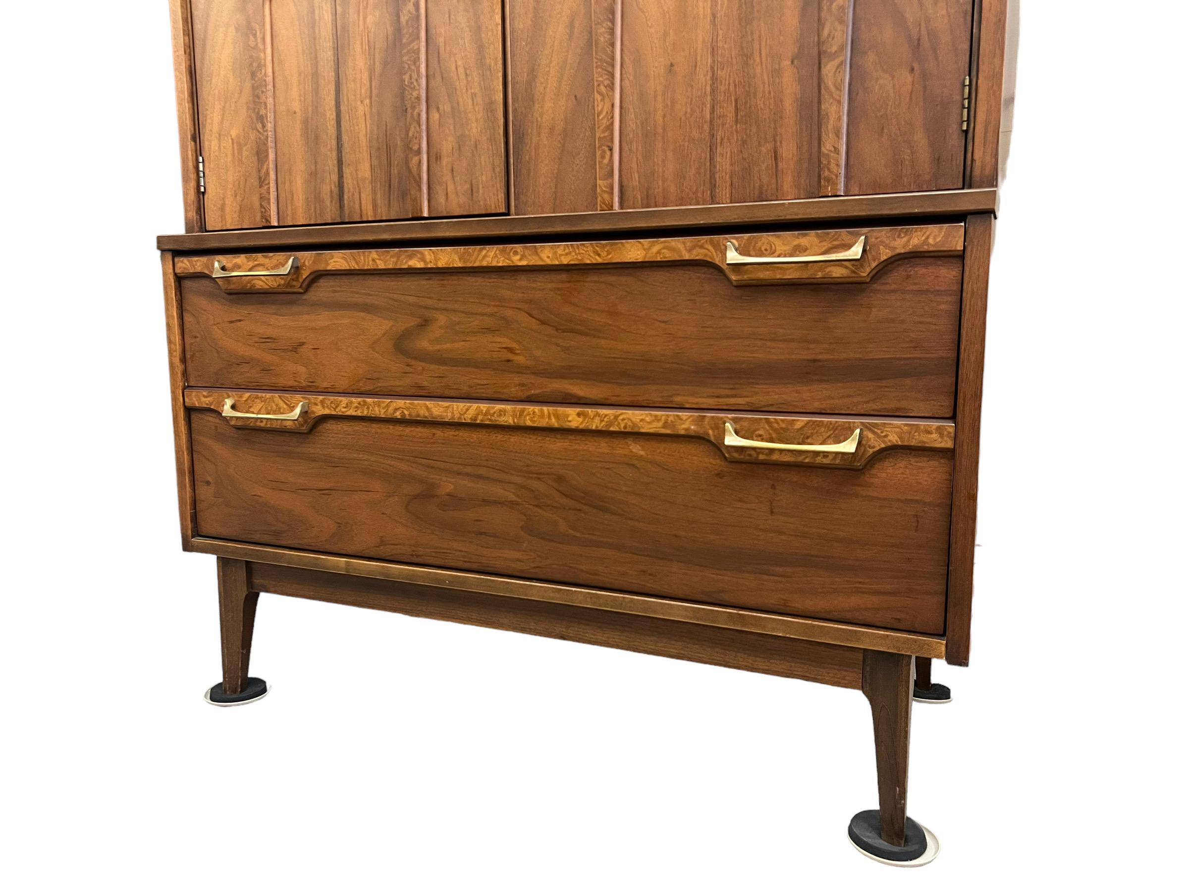 Mid-Century Modern Vintage Mid Century Modern Tallboy Dresser Solid Walnut Burl Accents (en anglais) en vente