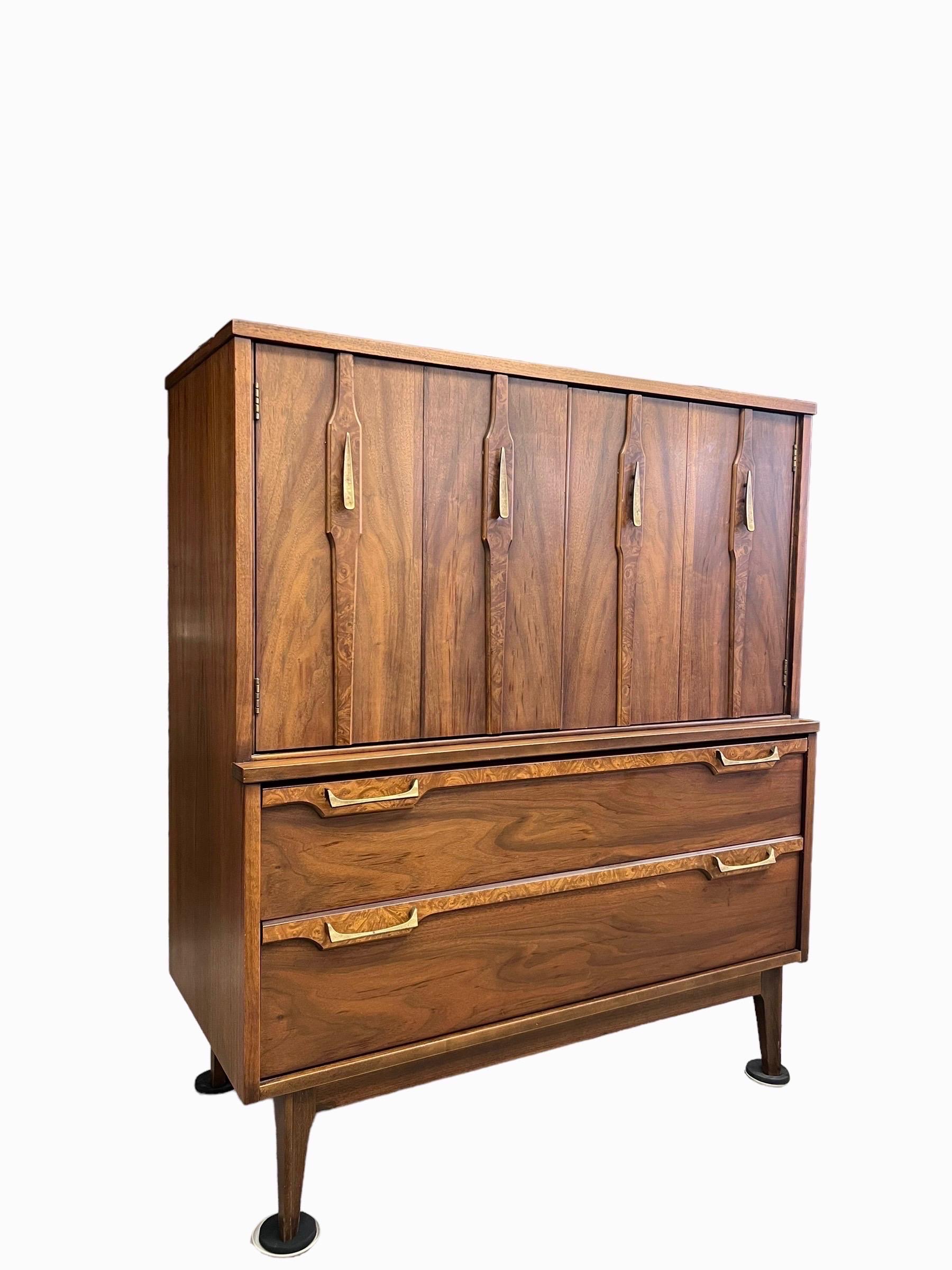Fin du 20e siècle Vintage Mid Century Modern Tallboy Dresser Solid Walnut Burl Accents (en anglais) en vente