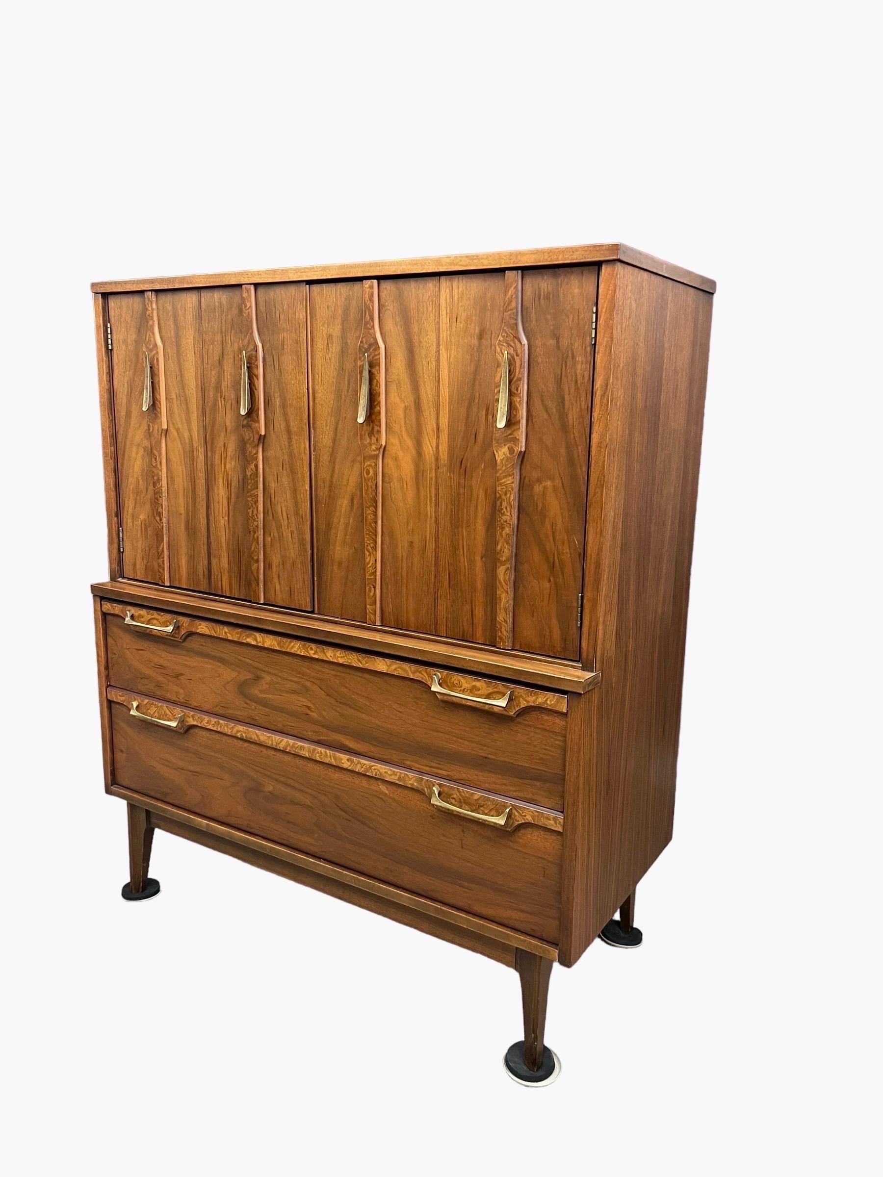Noyer Vintage Mid Century Modern Tallboy Dresser Solid Walnut Burl Accents (en anglais) en vente