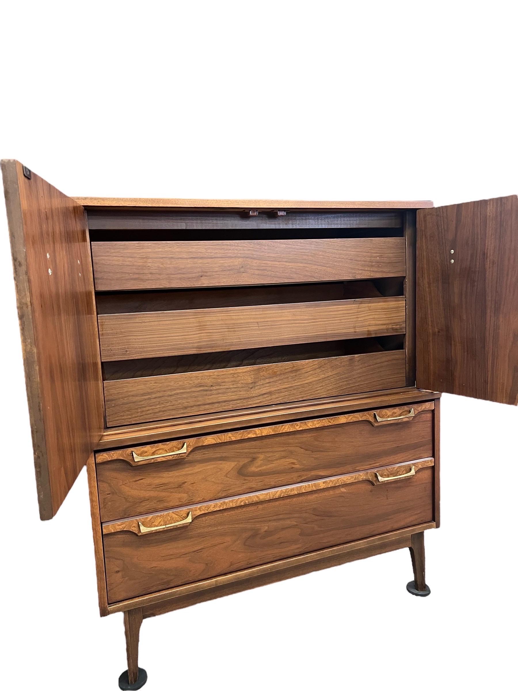Vintage Mid Century Modern Tallboy Dresser Solid Walnut Burl Accents (en anglais) en vente 2