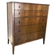 Cómoda Tallboy Vintage Mid Century Modern Tono Nogal con tiradores metálicos originales