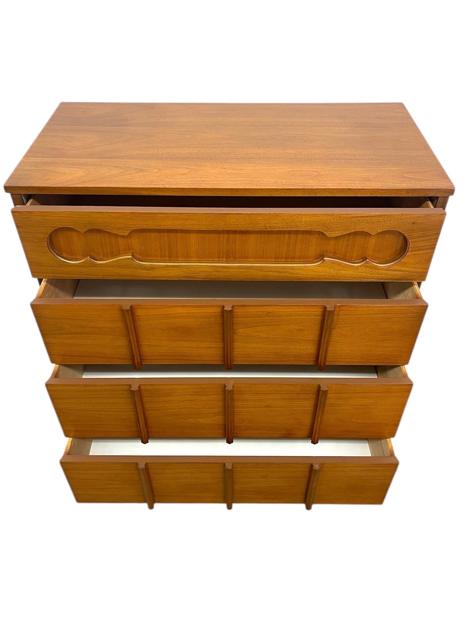 Comò Tallboy vintage di metà secolo con fronte scolpito in vendita 4