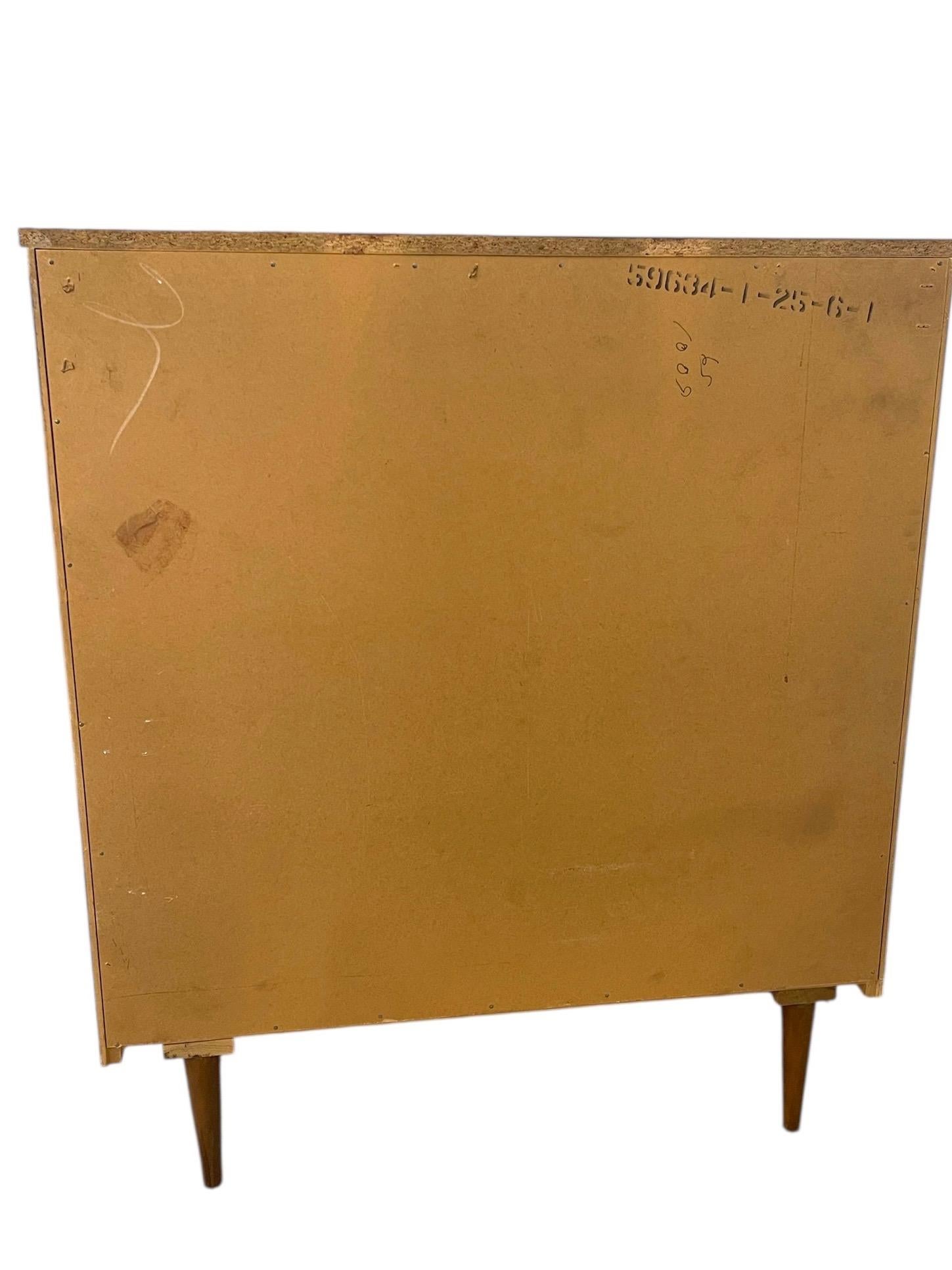Comò Tallboy vintage di metà secolo con fronte scolpito in vendita 5