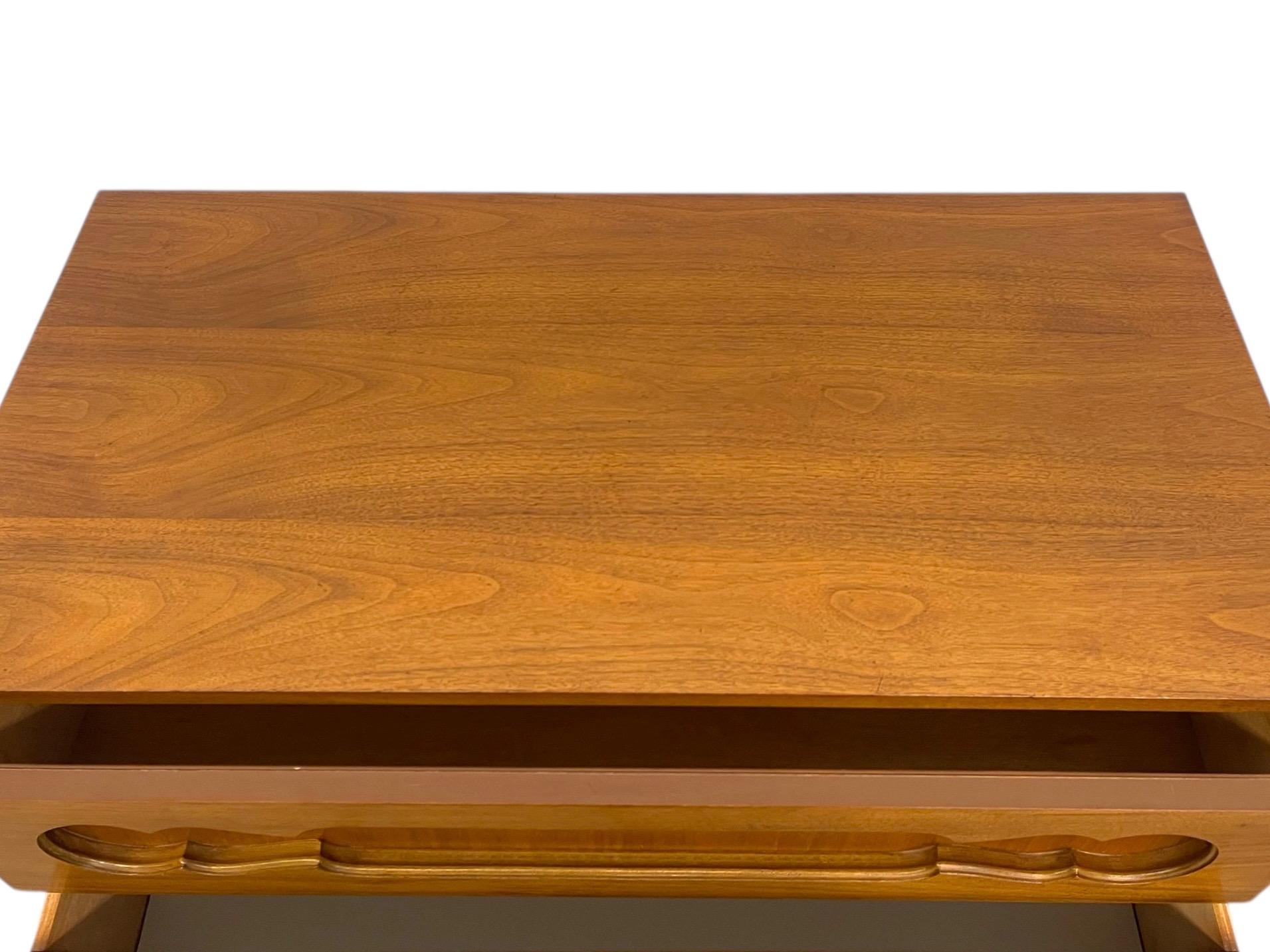 Comò Tallboy vintage di metà secolo con fronte scolpito in vendita 6