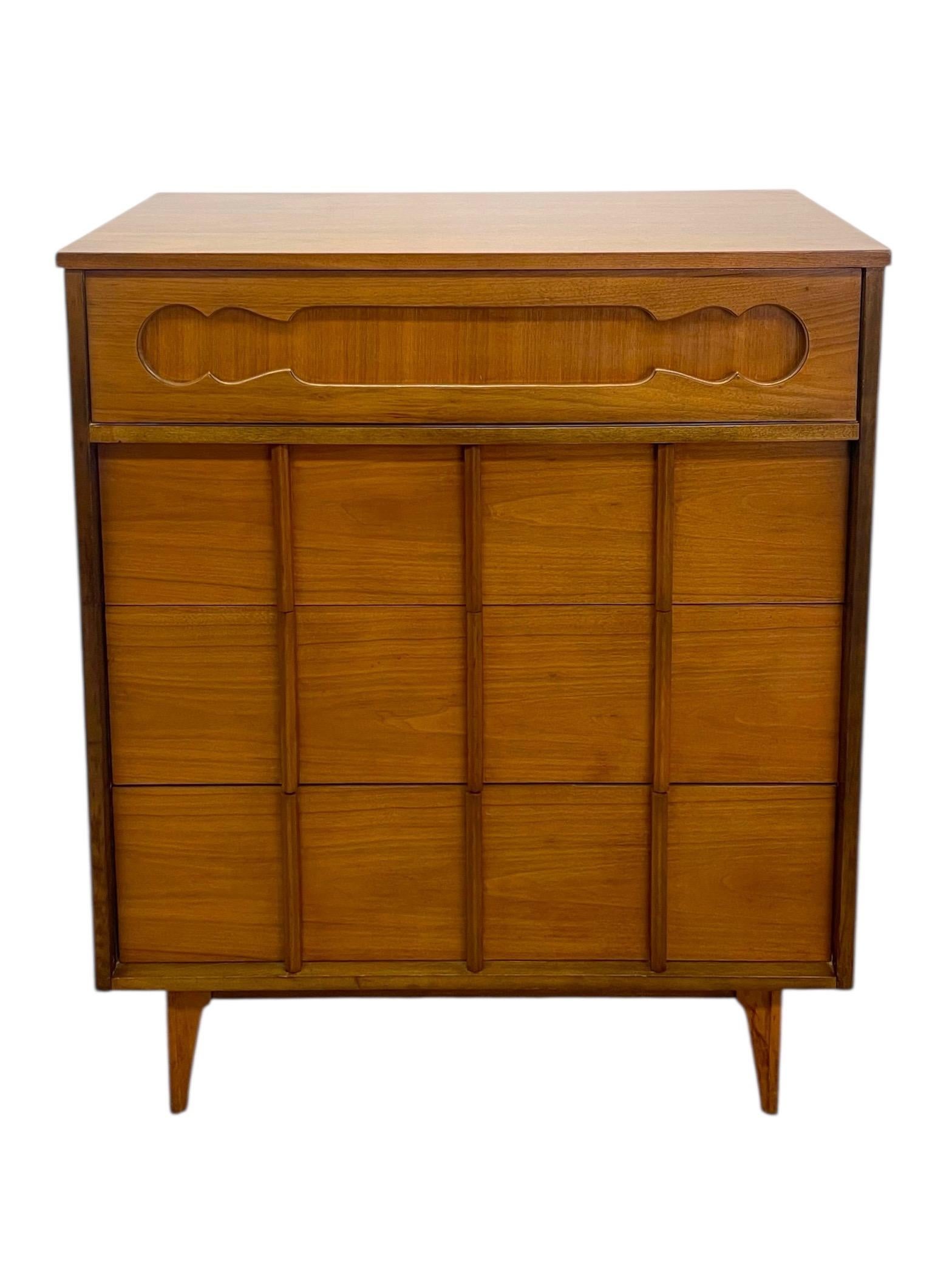 Mid-Century moderno Comò Tallboy vintage di metà secolo con fronte scolpito in vendita