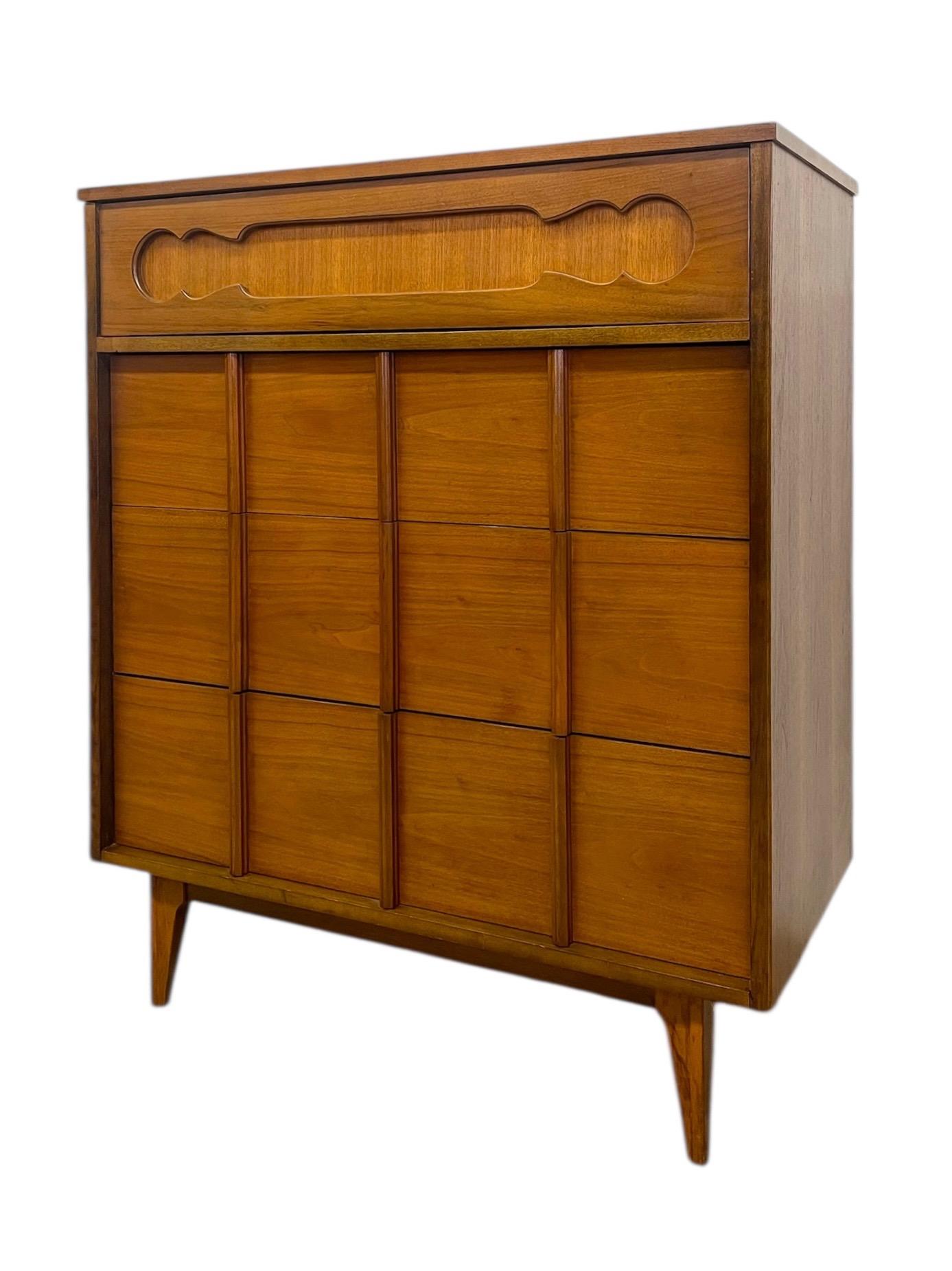 Comò Tallboy vintage di metà secolo con fronte scolpito In condizioni buone in vendita a Seattle, WA