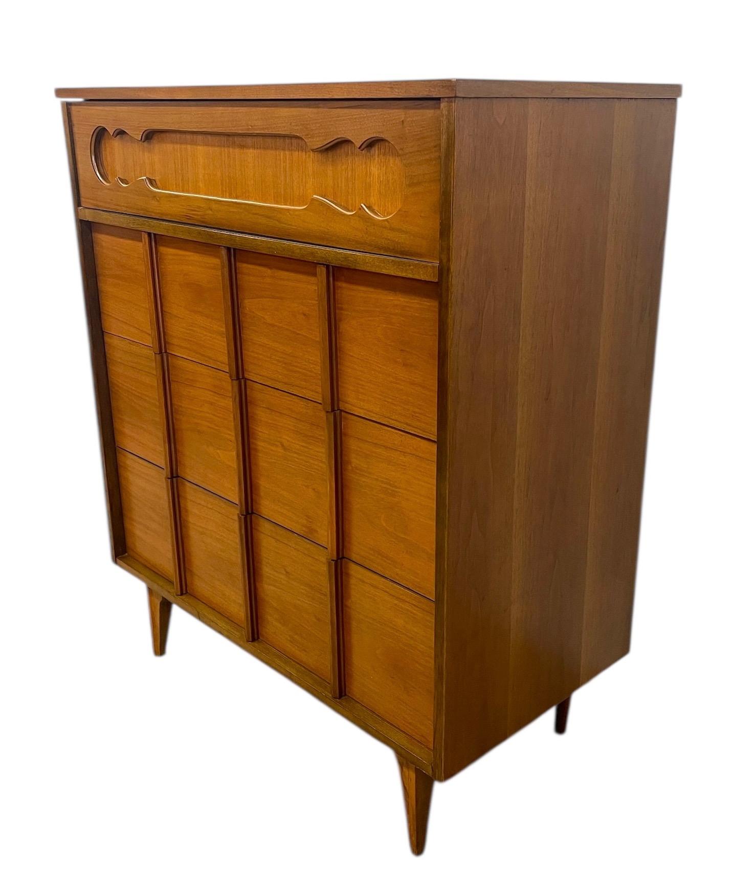 Fine XX secolo Comò Tallboy vintage di metà secolo con fronte scolpito in vendita