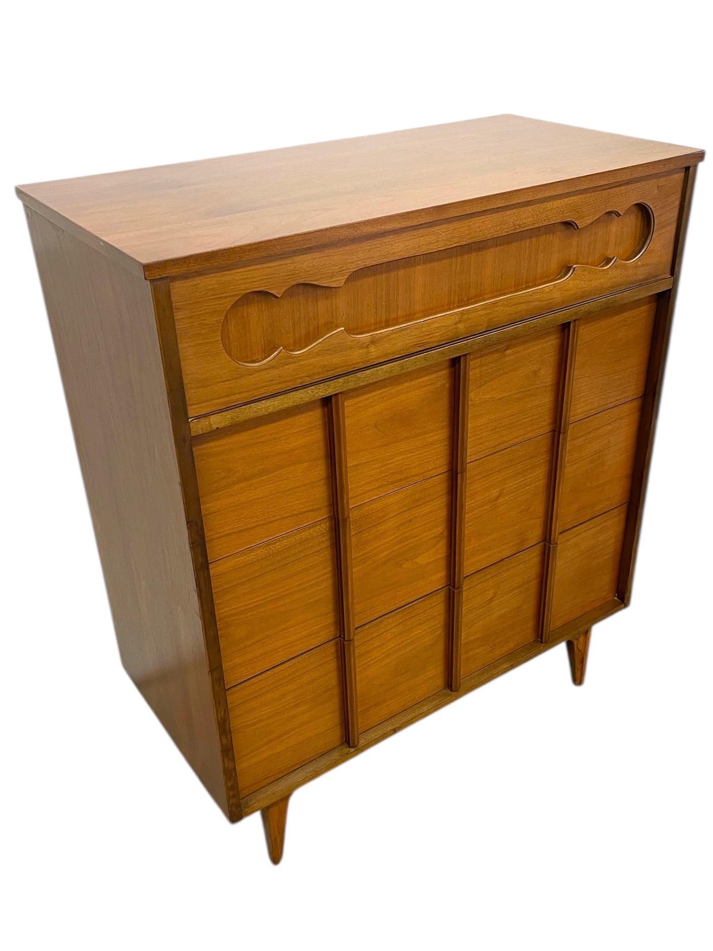 Legno Comò Tallboy vintage di metà secolo con fronte scolpito in vendita