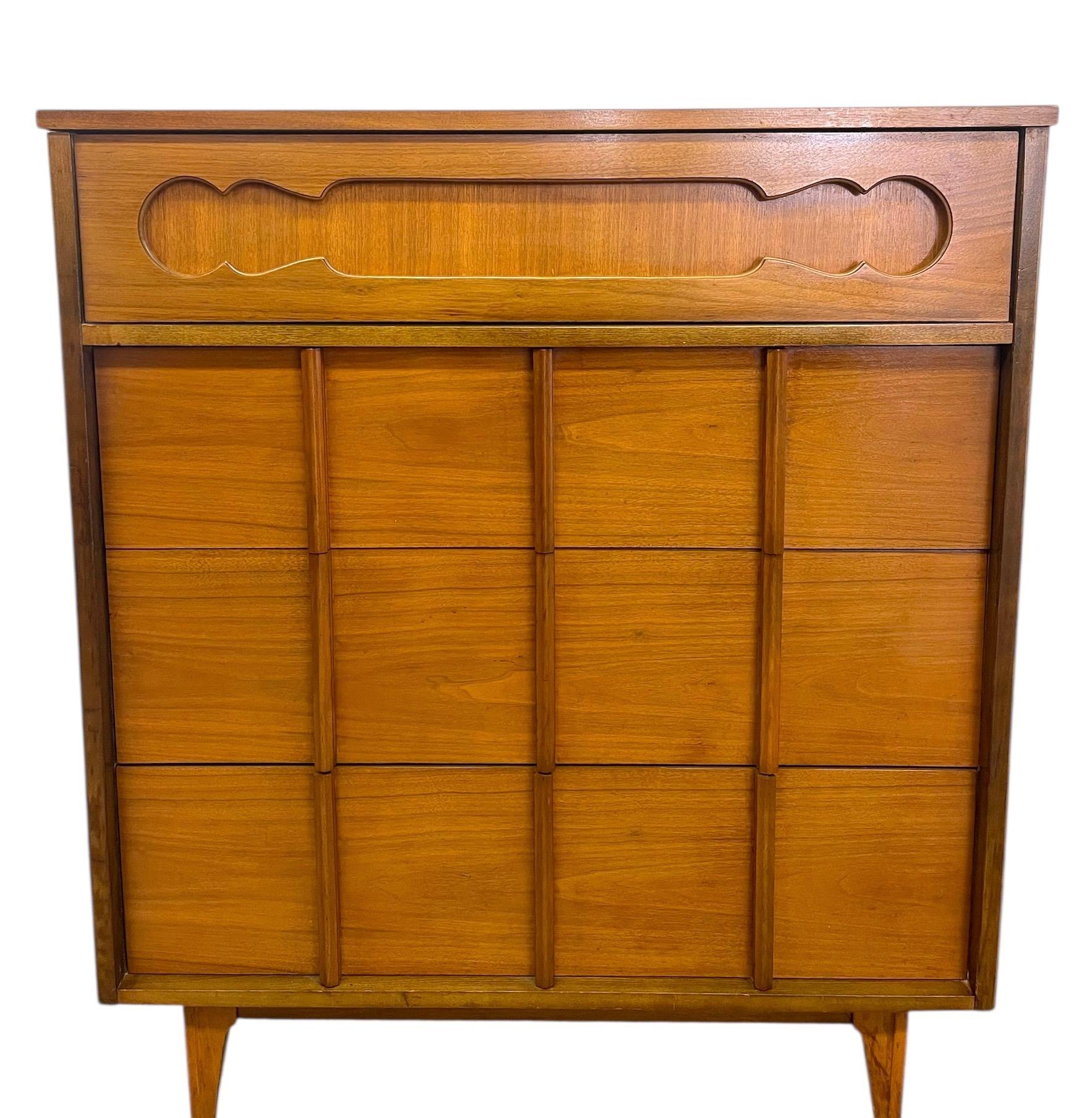 Comò Tallboy vintage di metà secolo con fronte scolpito in vendita 1
