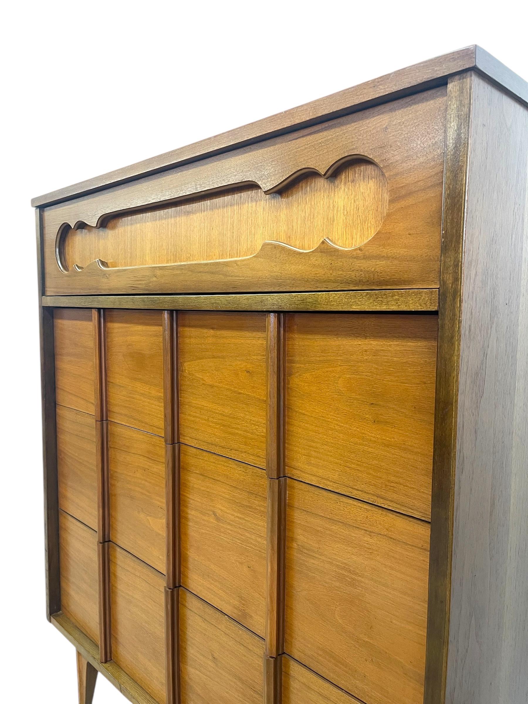 Comò Tallboy vintage di metà secolo con fronte scolpito in vendita 2