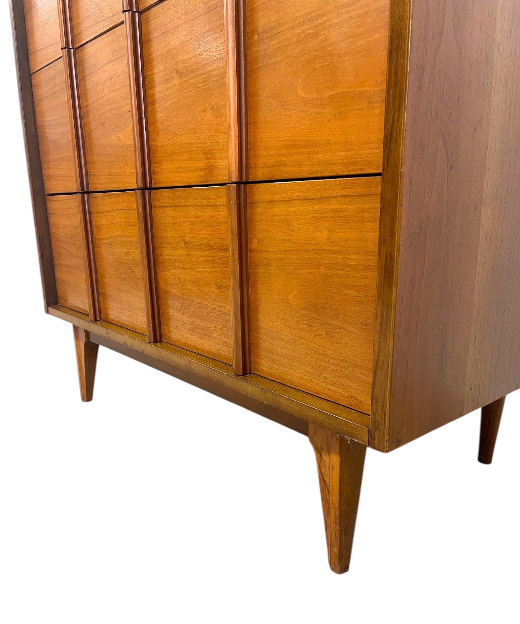 Comò Tallboy vintage di metà secolo con fronte scolpito in vendita 3