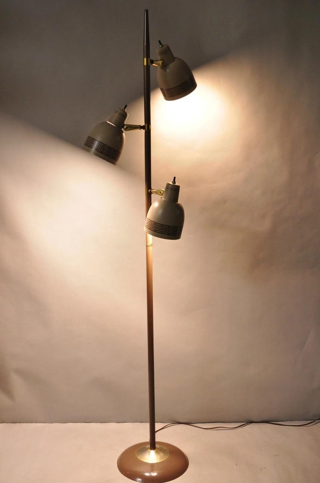 Veuillez nous envoyer un message avec votre code postal pour demander un devis plus raisonnable pour les frais d'expédition aux États-Unis.

Lampadaire Vintage Mid Century Modern Taupe Triennial Greek Key Shade. Circa Mid 20th Century. Dimensions :