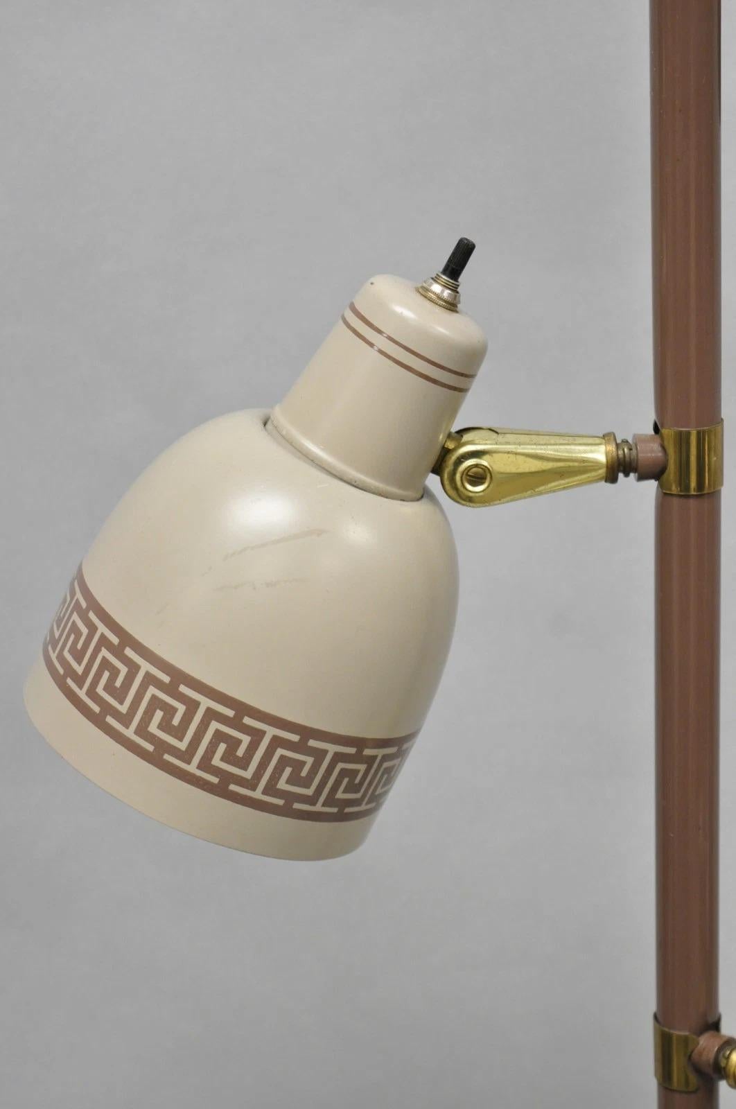 20ième siècle Lampadaire Vintage Mid Century Modern Taupe Triennial Greek Key Shade en vente