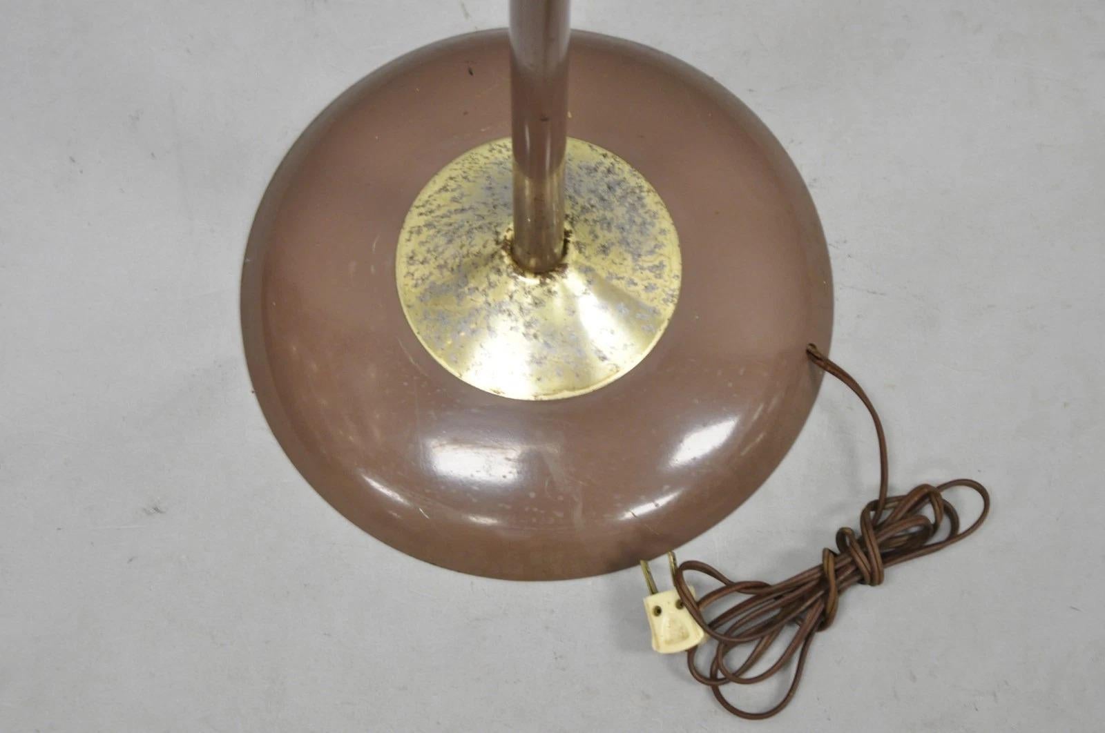 Métal Lampadaire Vintage Mid Century Modern Taupe Triennial Greek Key Shade en vente