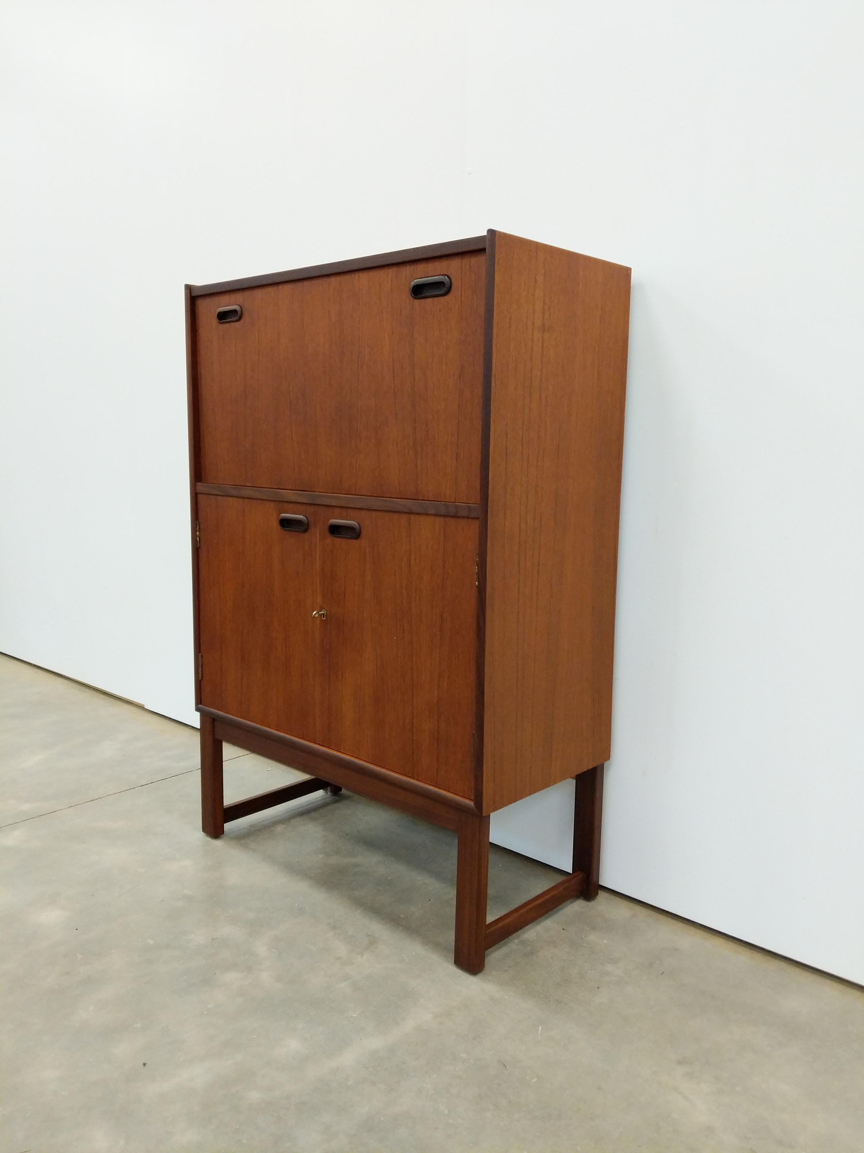 Mueble bar vintage de teca moderno de mediados de siglo Moderno de mediados de siglo en venta