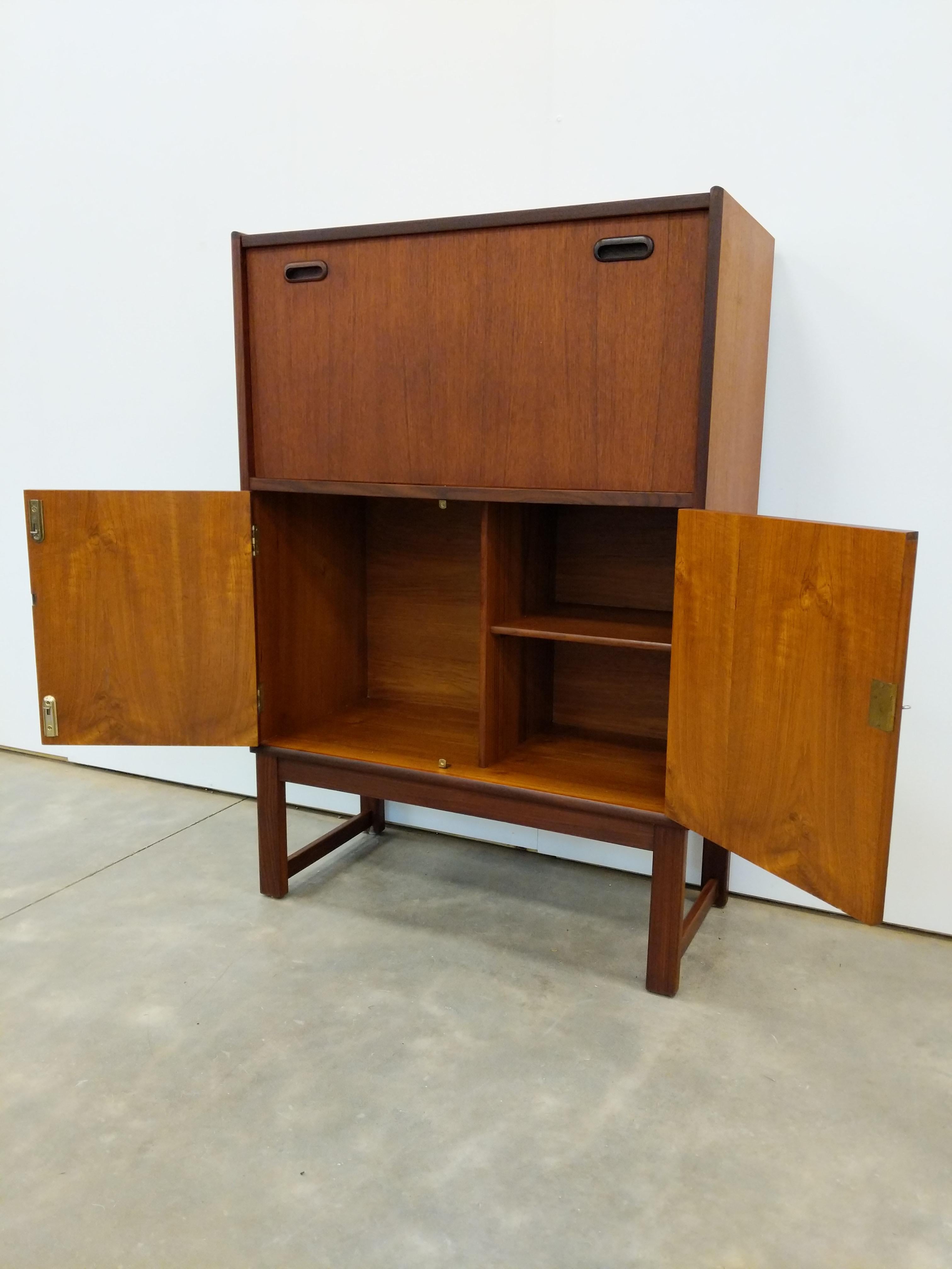 Mueble bar vintage de teca moderno de mediados de siglo en Bueno estado para la venta en Gardiner, NY