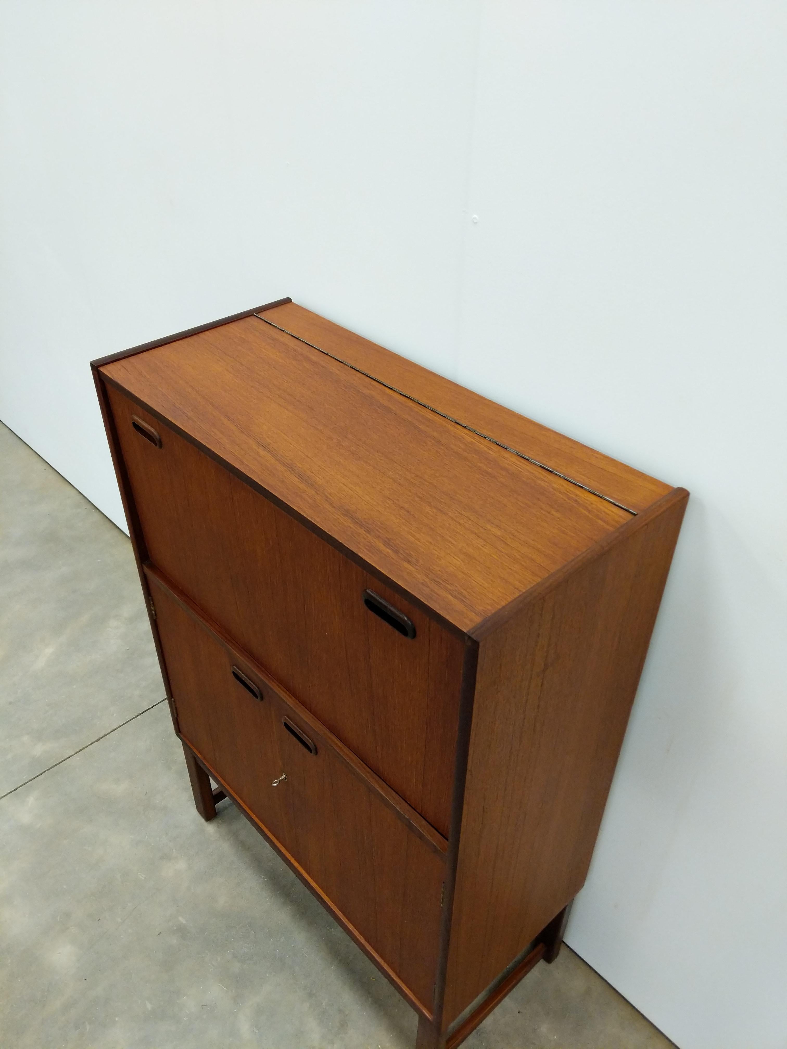 Mueble bar vintage de teca moderno de mediados de siglo siglo XX en venta