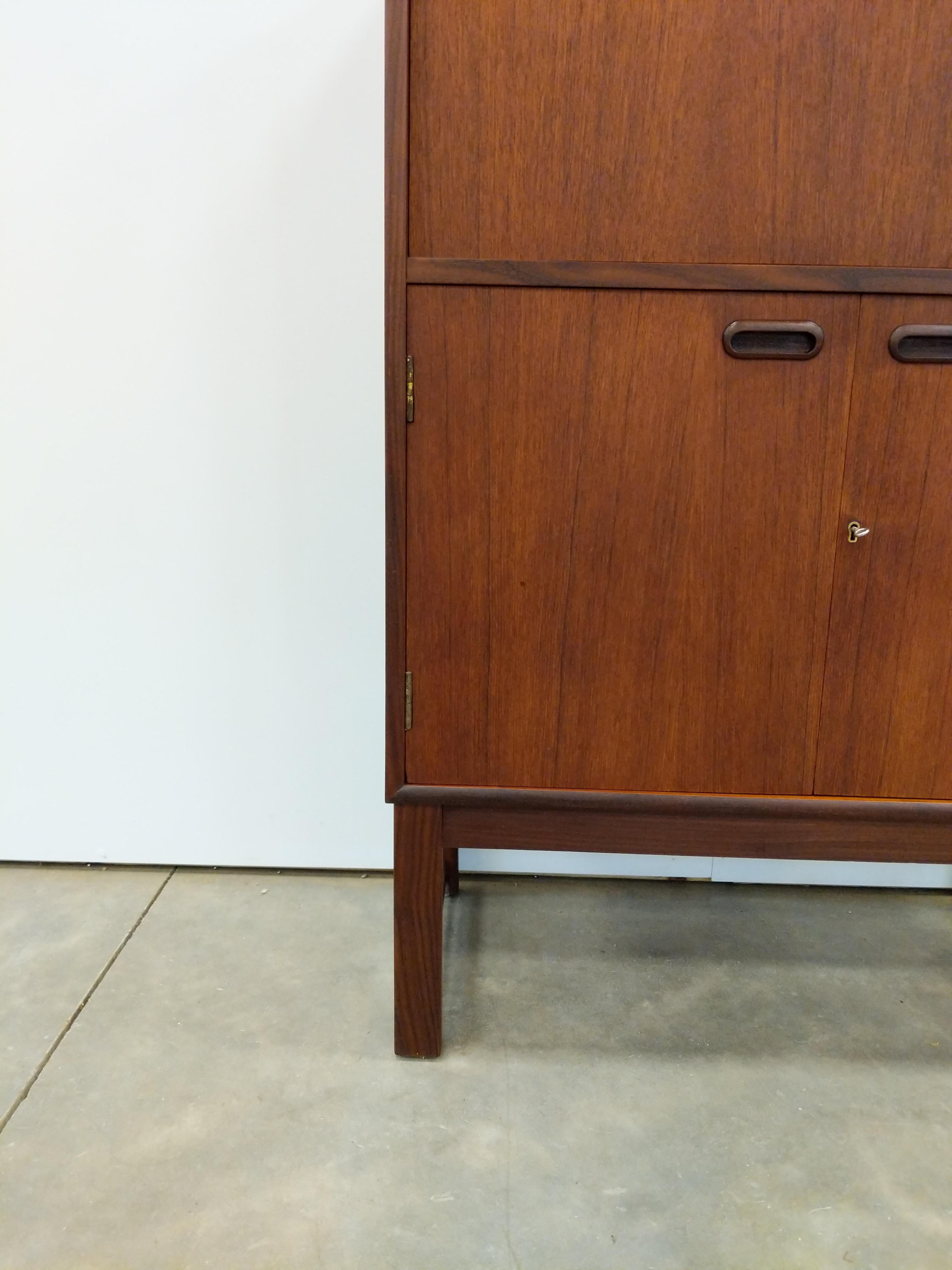 Mueble bar vintage de teca moderno de mediados de siglo Teca en venta