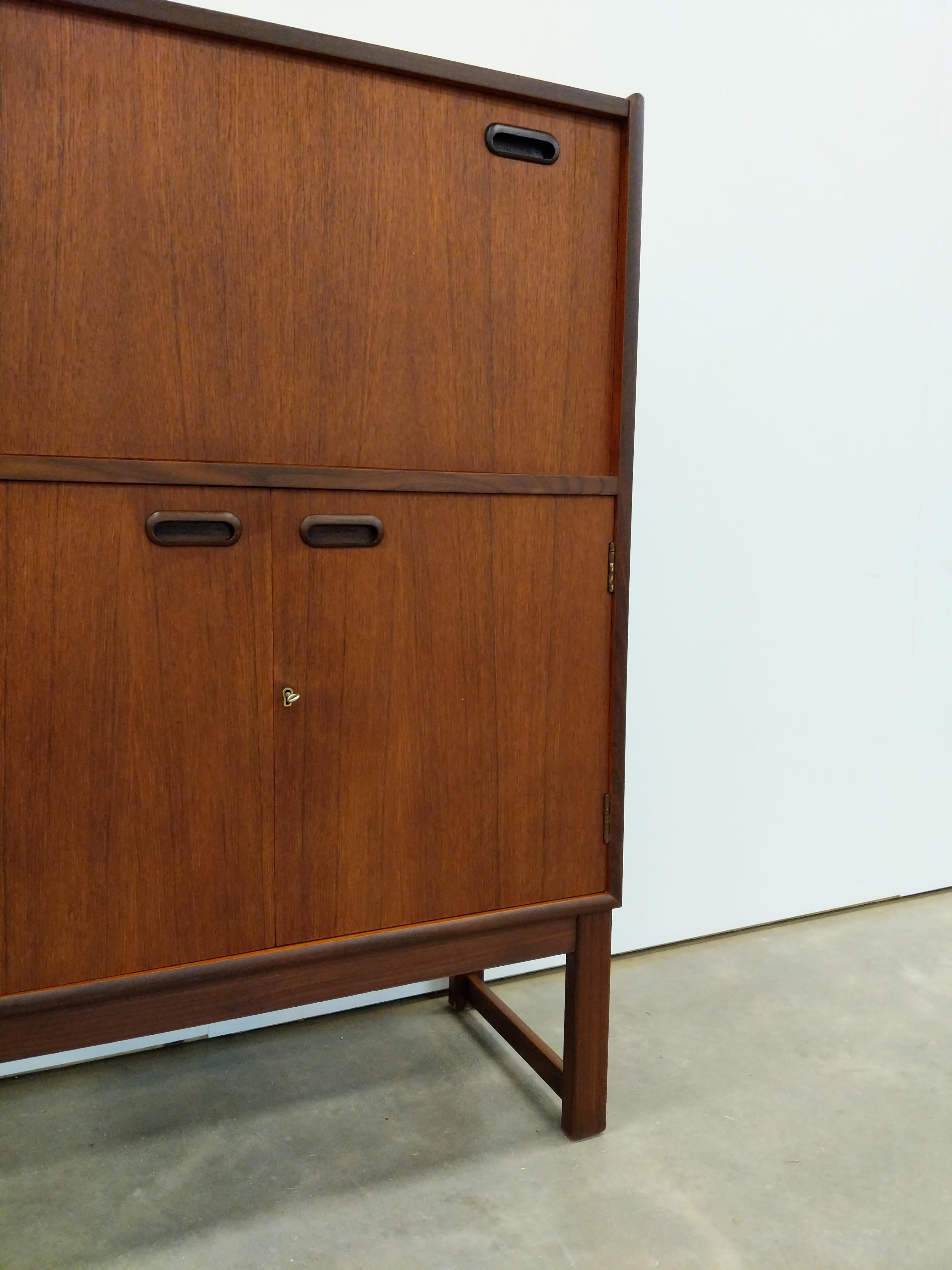 Mueble bar vintage de teca moderno de mediados de siglo en venta 1