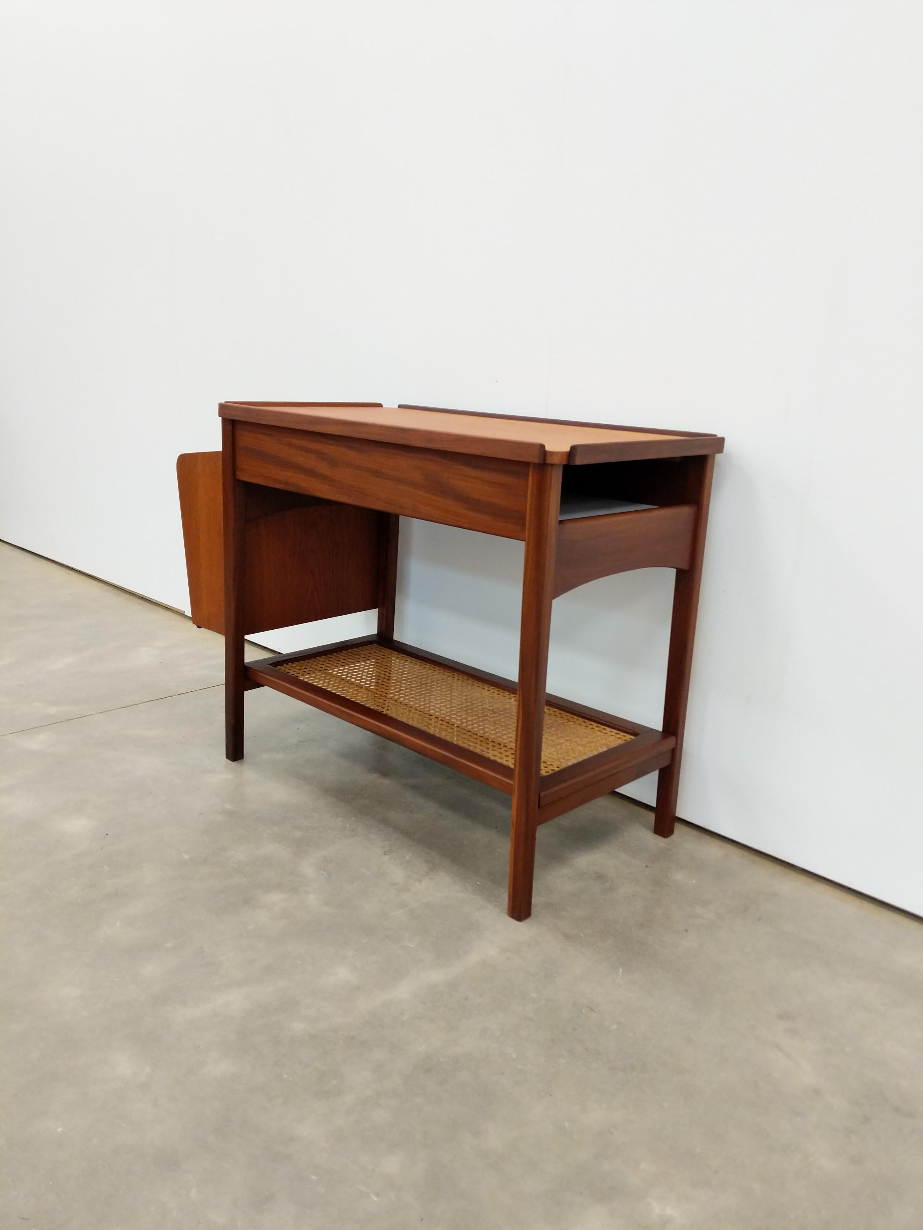 Authentique table d'appoint en teck vintage danois / scandinave du milieu du siècle dernier.

Avec couvercle coulissant et porte-bouteille amovible.

Cette table est en excellent état avec très peu de signes d'usure liés à l'âge (voir photos).

Si