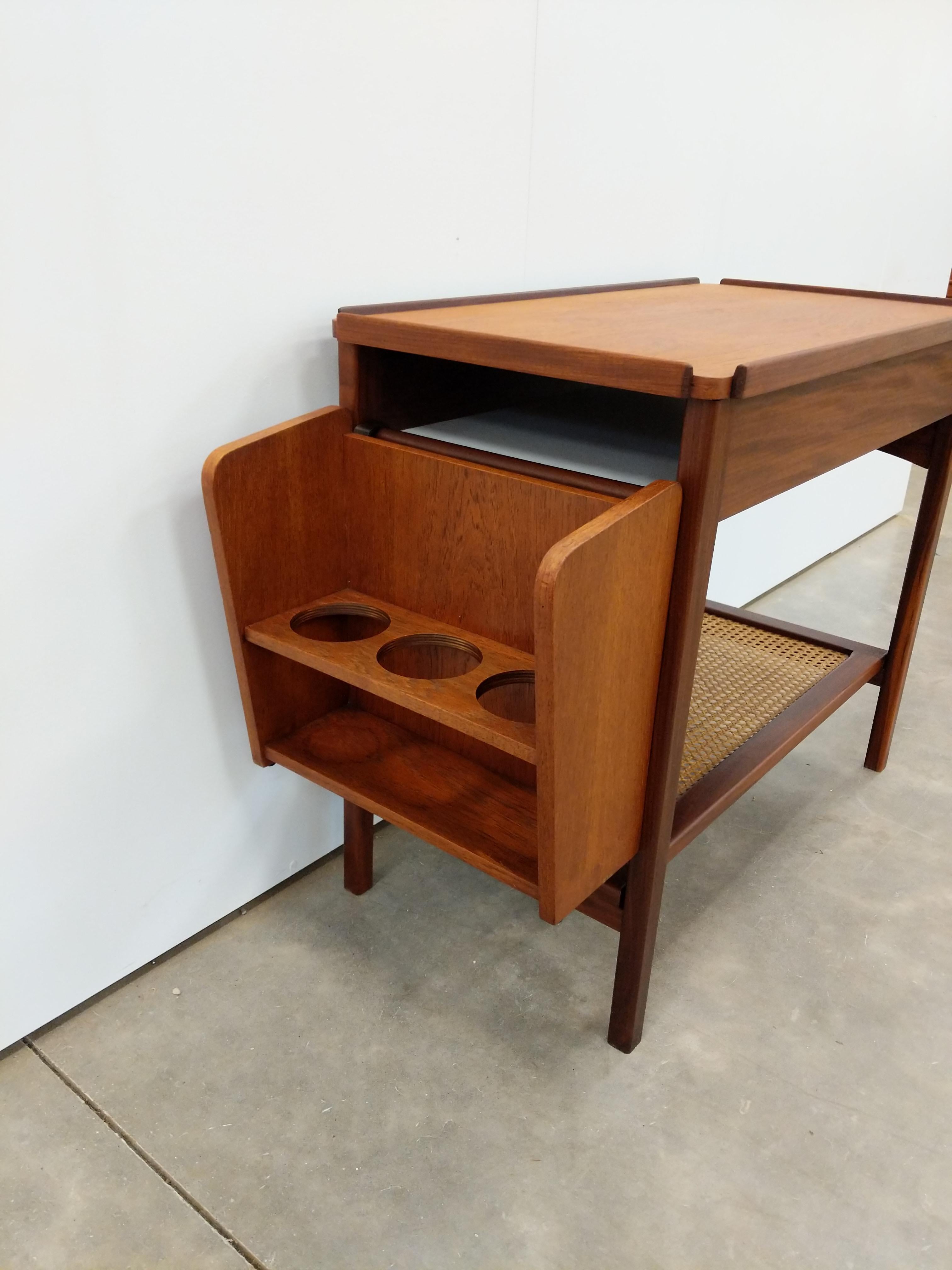 Table d'appoint en teck Vintage Mid Century Modern Bon état - En vente à Gardiner, NY
