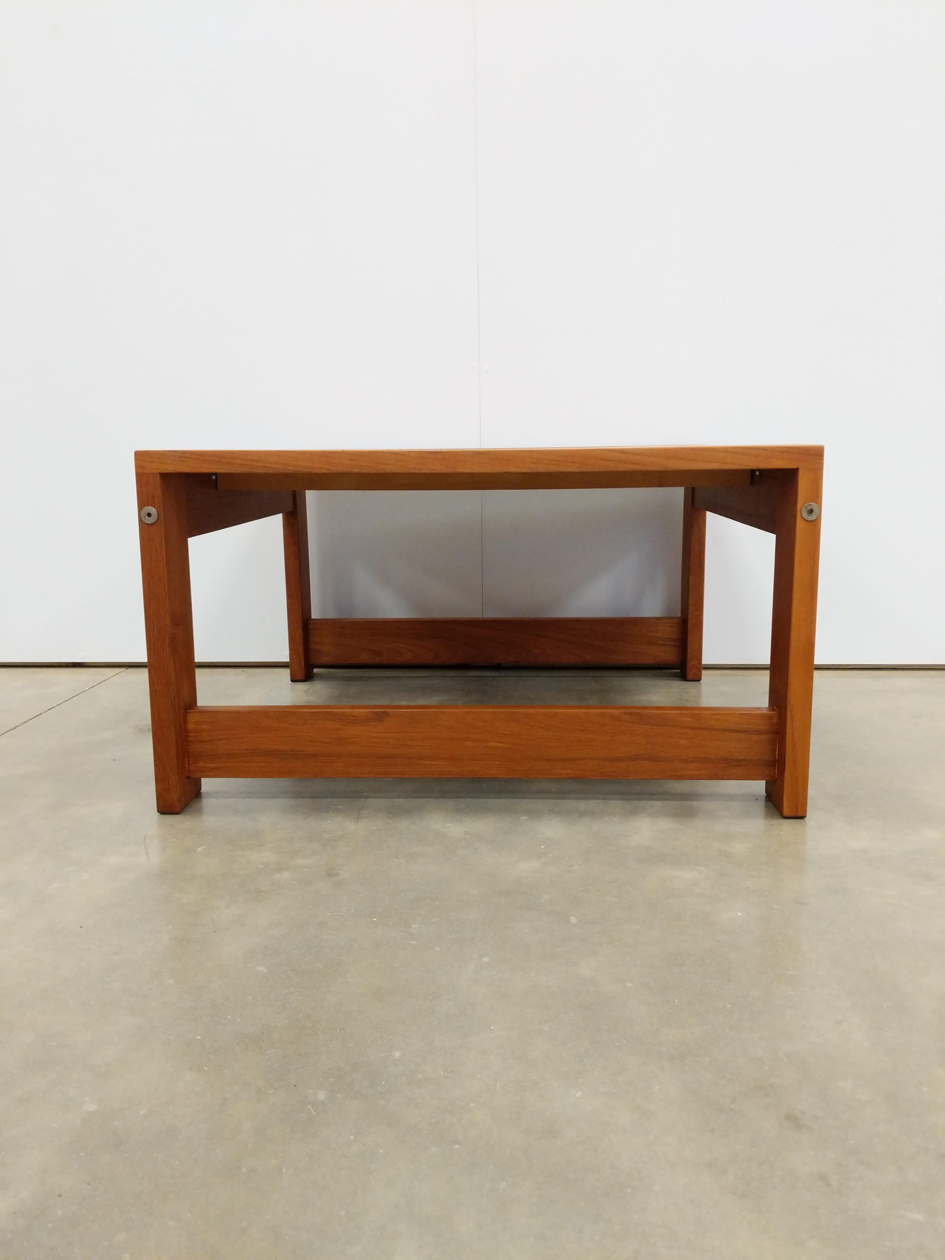 Authentique table basse vintage en teck du milieu du siècle dernier.

Cette pièce est en excellent état de finition avec très peu de signes d'usure liés à l'âge (voir photos).

Si vous souhaitez obtenir des informations supplémentaires, veuillez