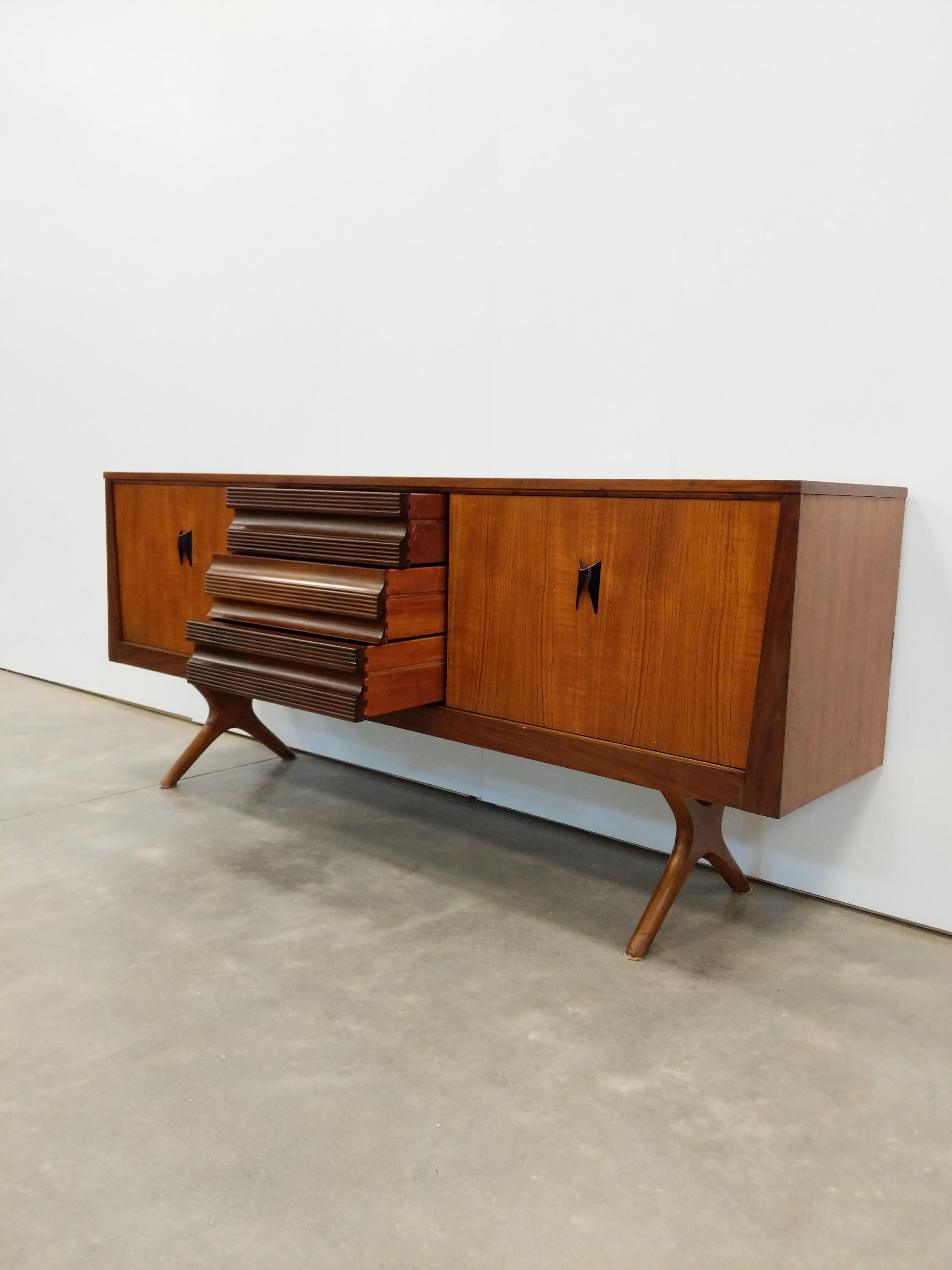 Mid-Century Modern Crédence Vintage Mid Century Modern en teck par Elliotts of Newbury en vente