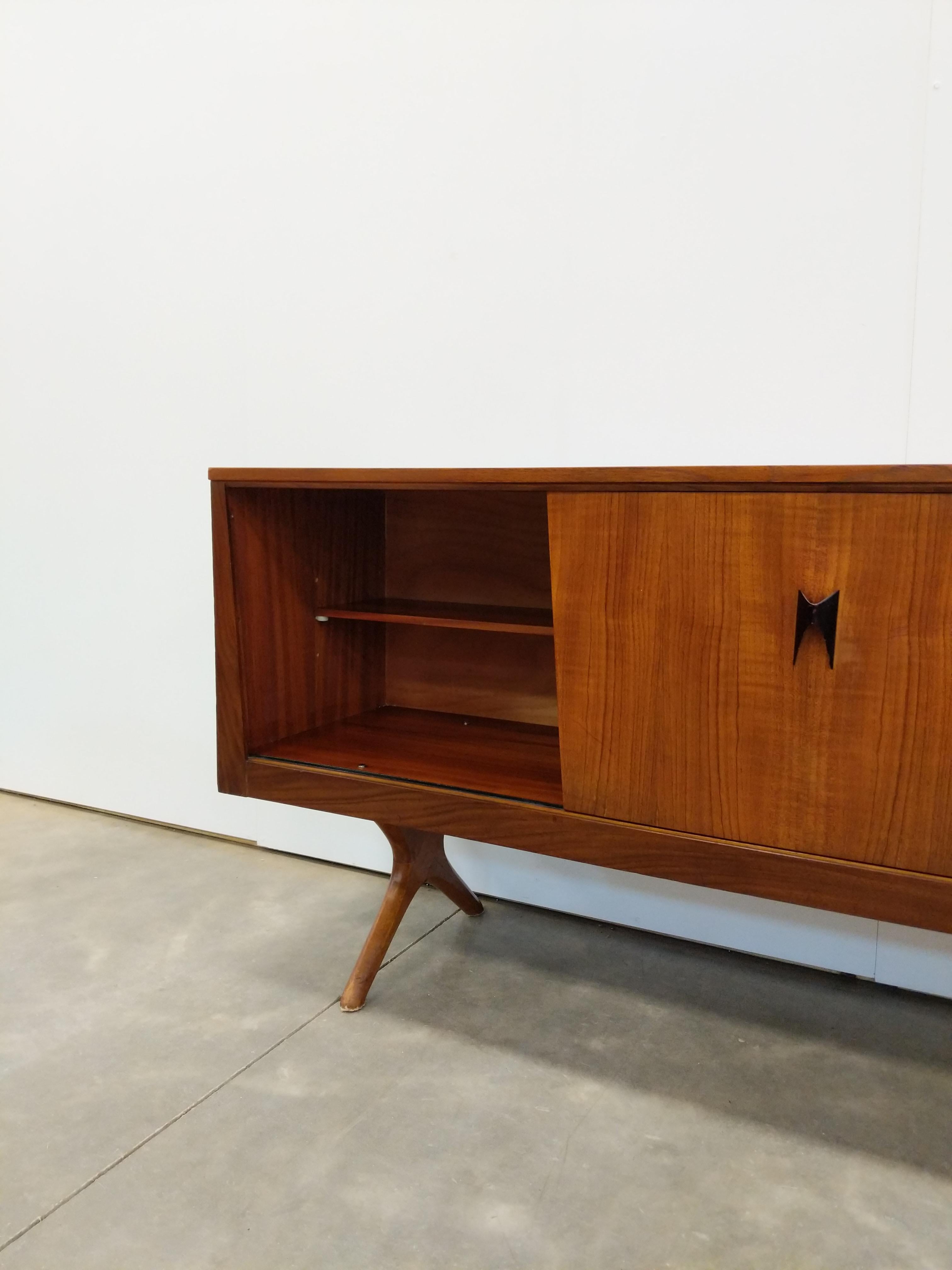 Crédence Vintage Mid Century Modern en teck par Elliotts of Newbury Bon état - En vente à Gardiner, NY