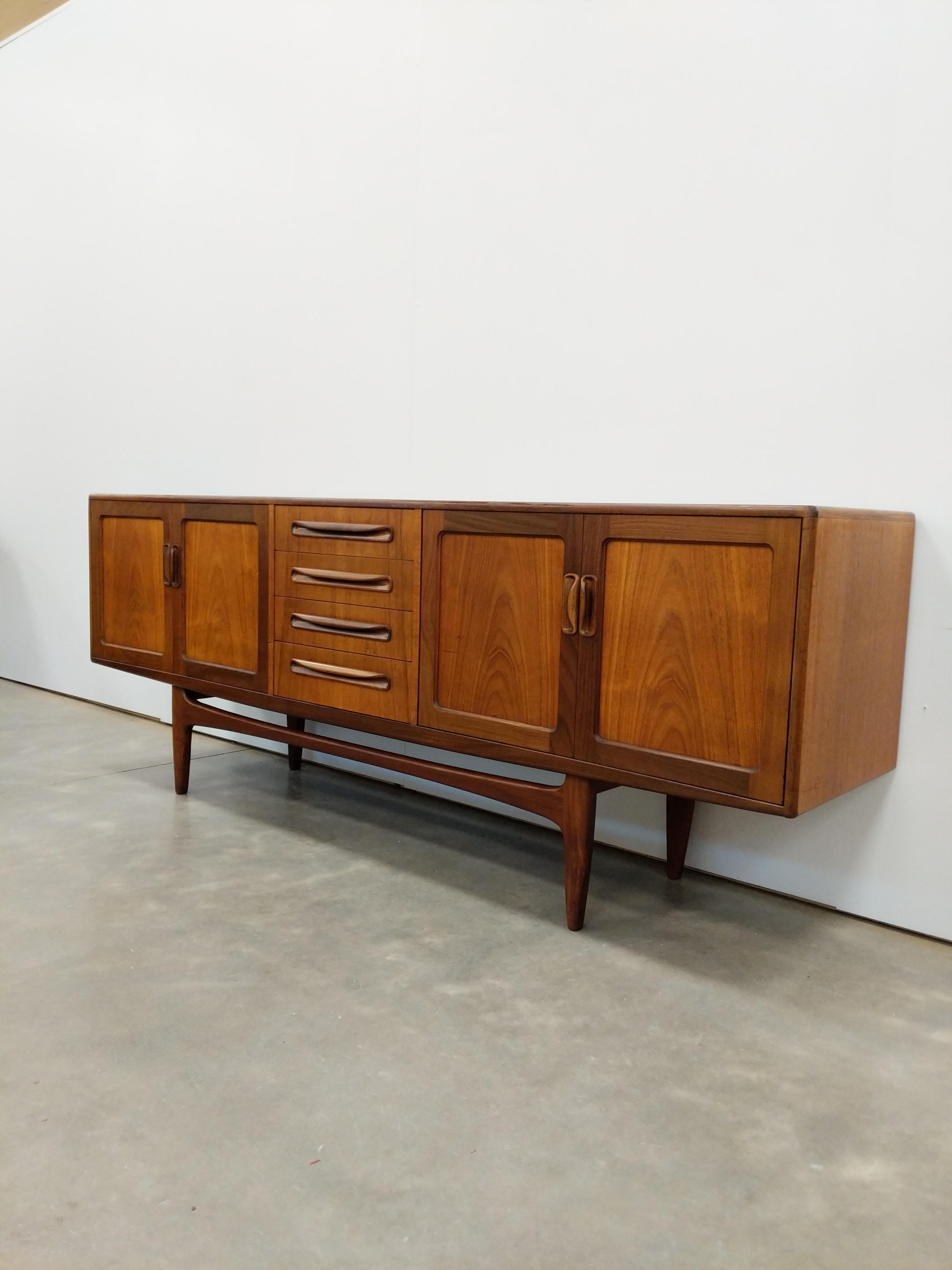 Authentique crédence / buffet / console vintage en teck du milieu du siècle dernier.

Série 