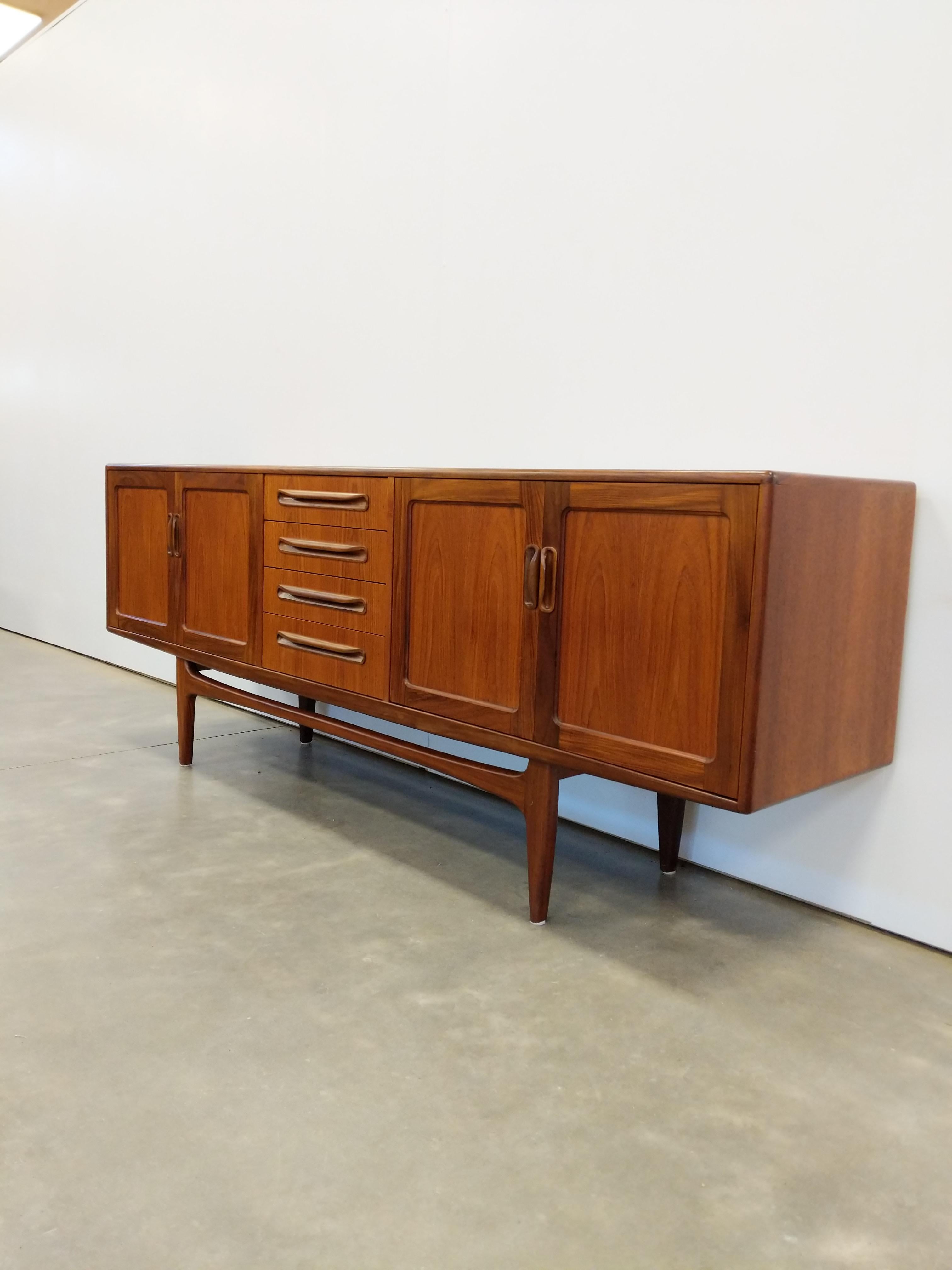 Authentische Vintage Mitte des Jahrhunderts moderne Teakholz Kredenz / Sideboard / Konsole.

Die Serie 