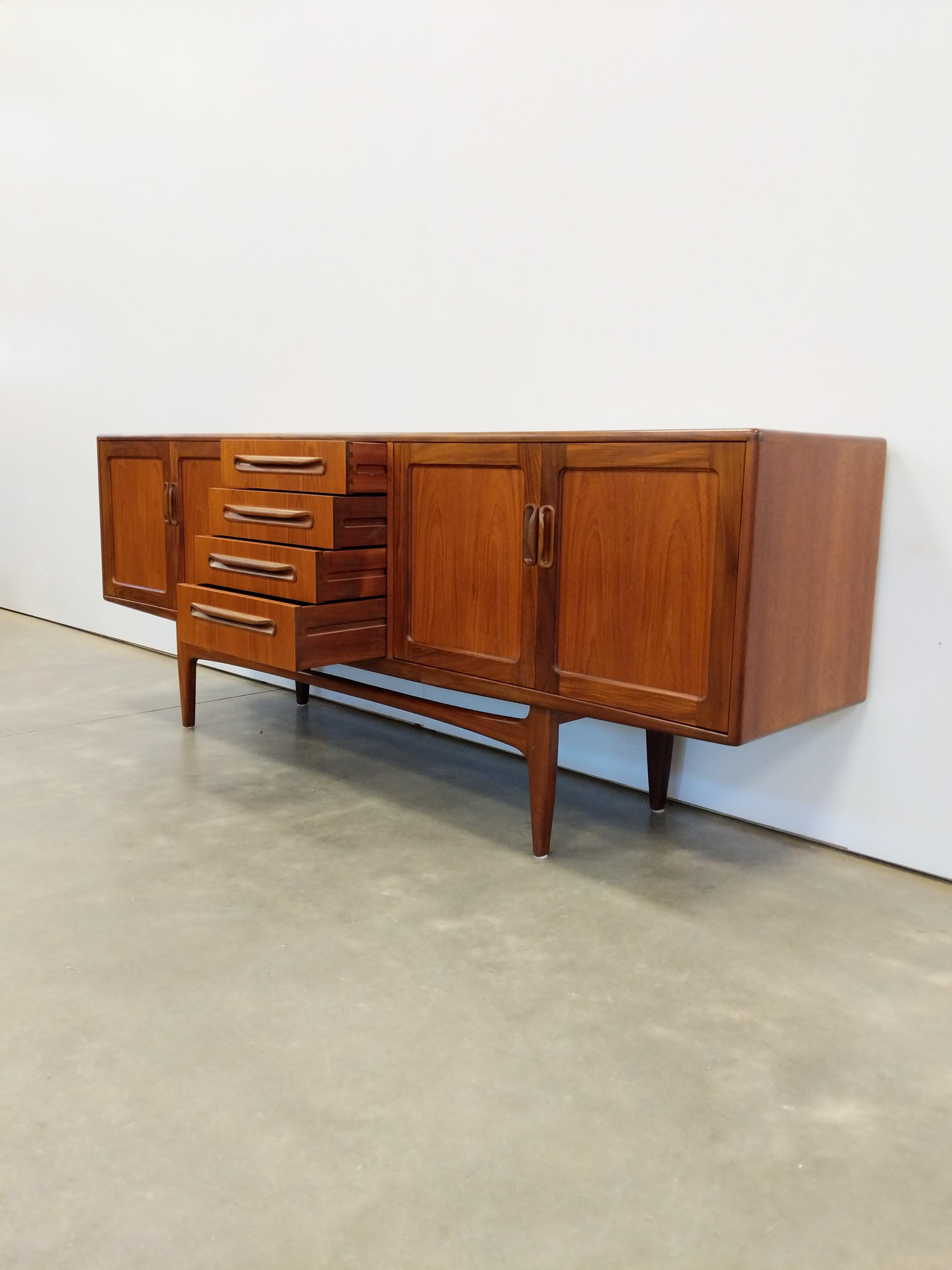 Vintage Mid Century Modern Teakholz Anrichte von G-Plan (Moderne der Mitte des Jahrhunderts) im Angebot