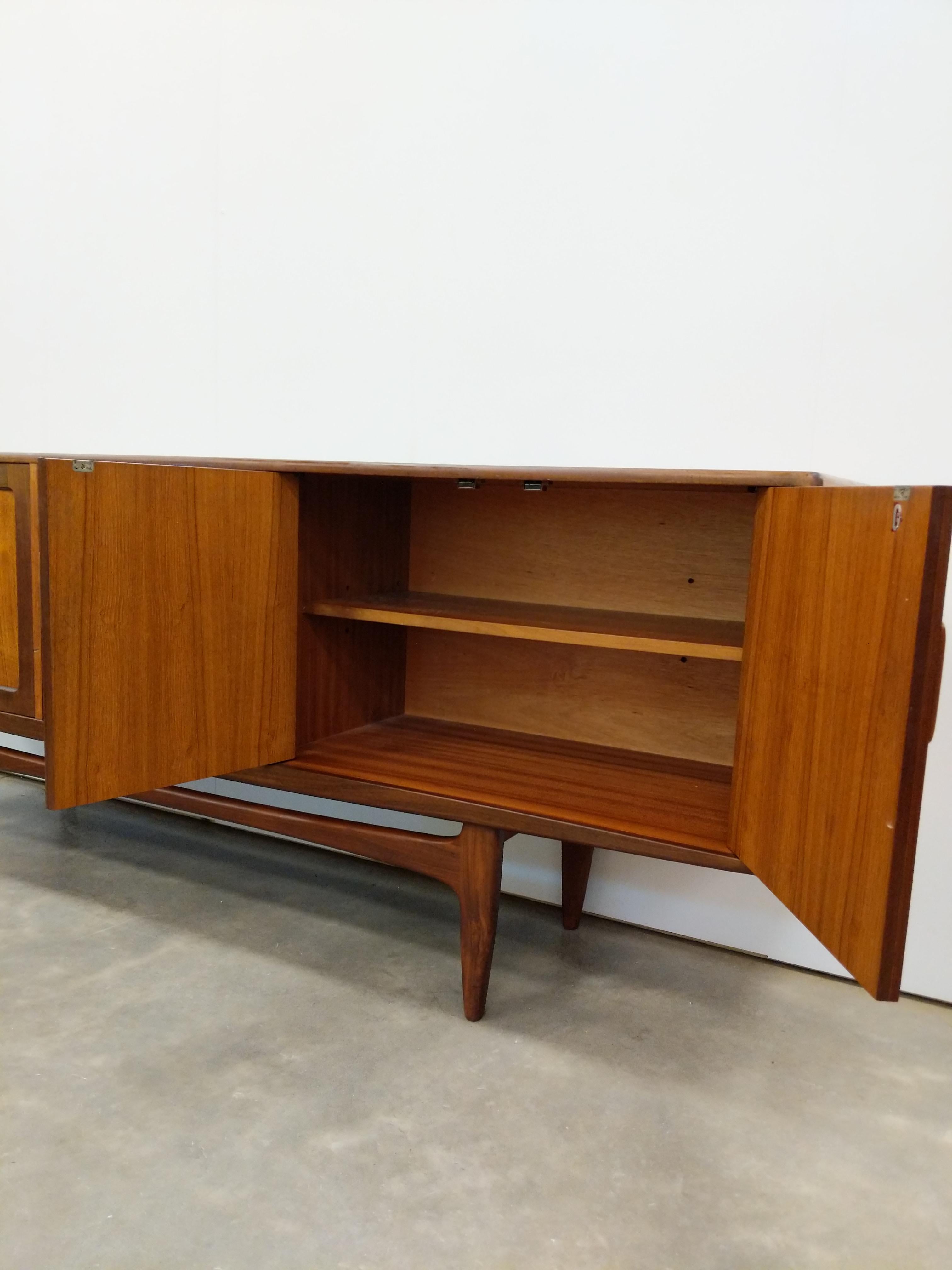 Britannique Crédence Vintage Mid Century Modern en teck par G-Plan en vente