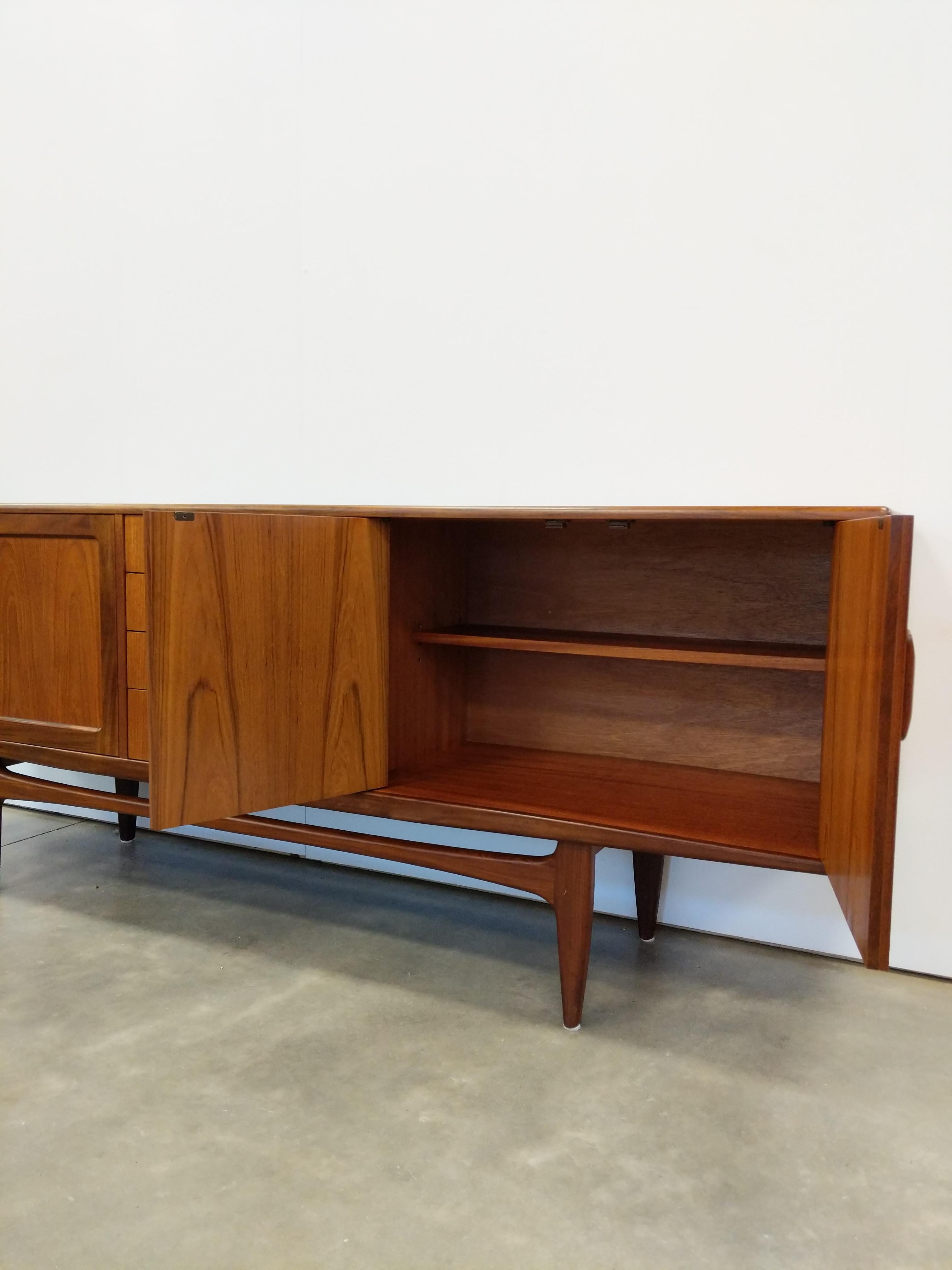 Vintage Mid Century Modern Teakholz Anrichte von G-Plan (Britisch) im Angebot