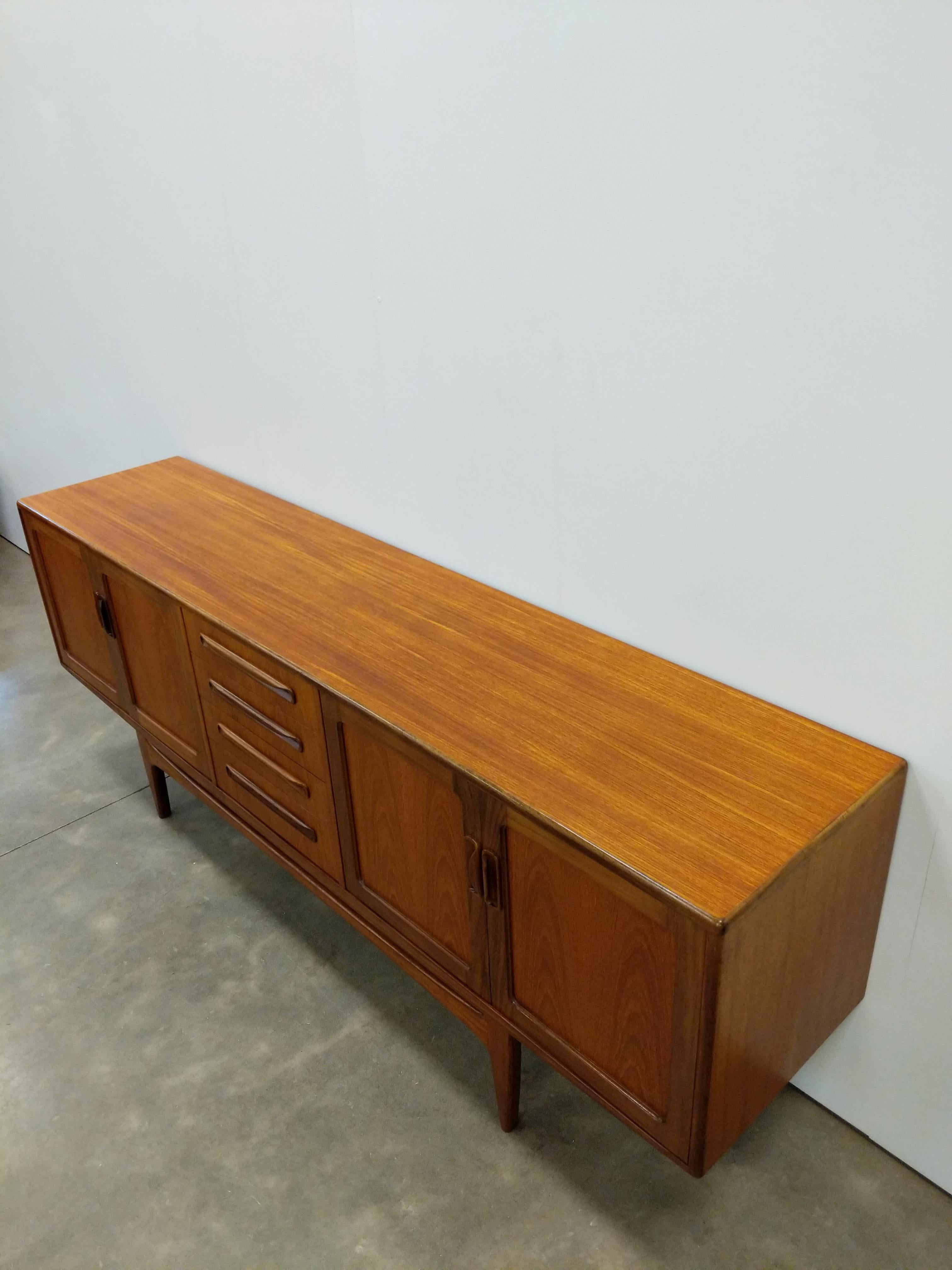 Credenza vintage de teca moderna de mediados de siglo de G Plan siglo XX en venta