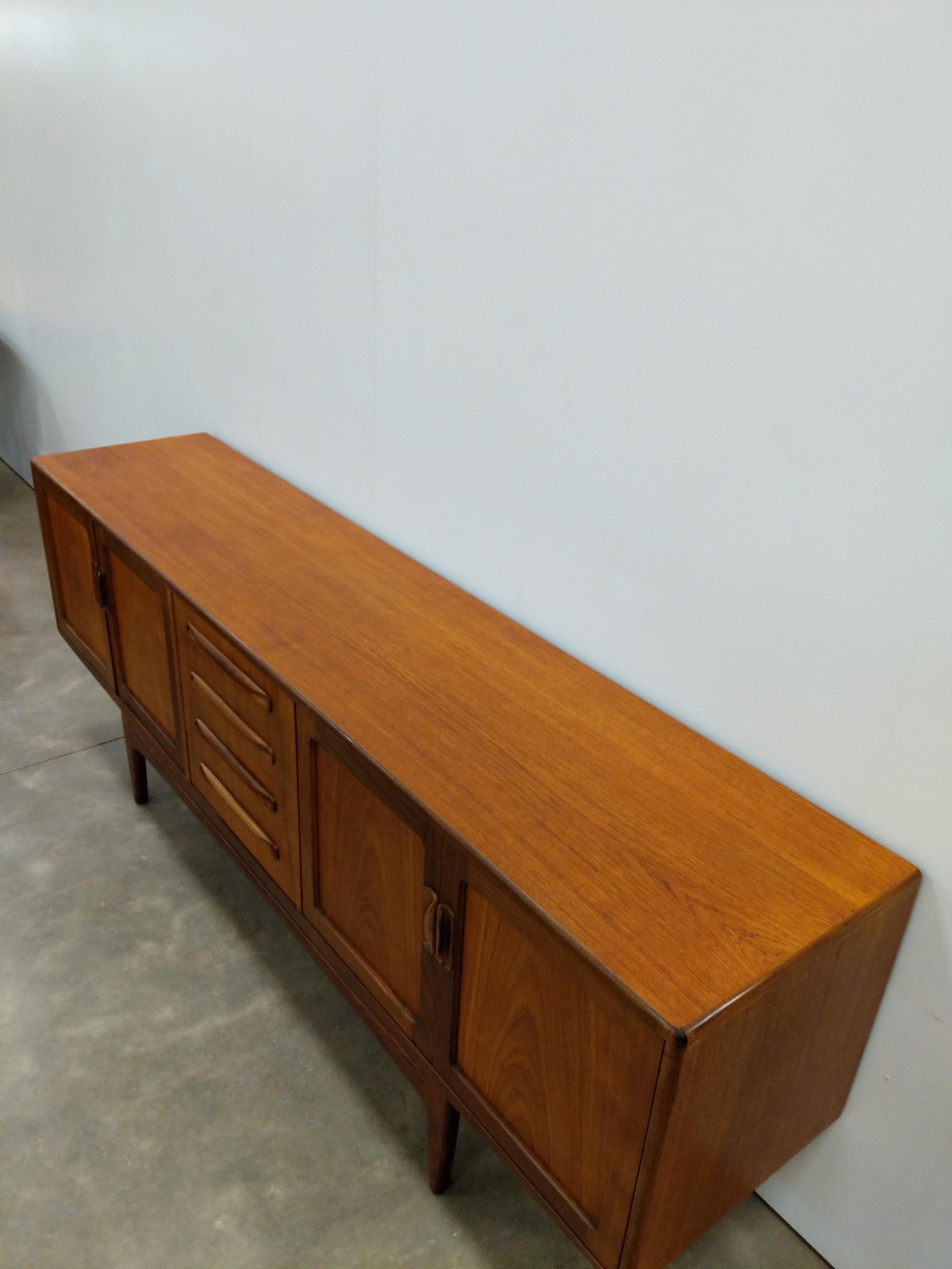 20ième siècle Crédence Vintage Mid Century Modern en teck par G-Plan en vente
