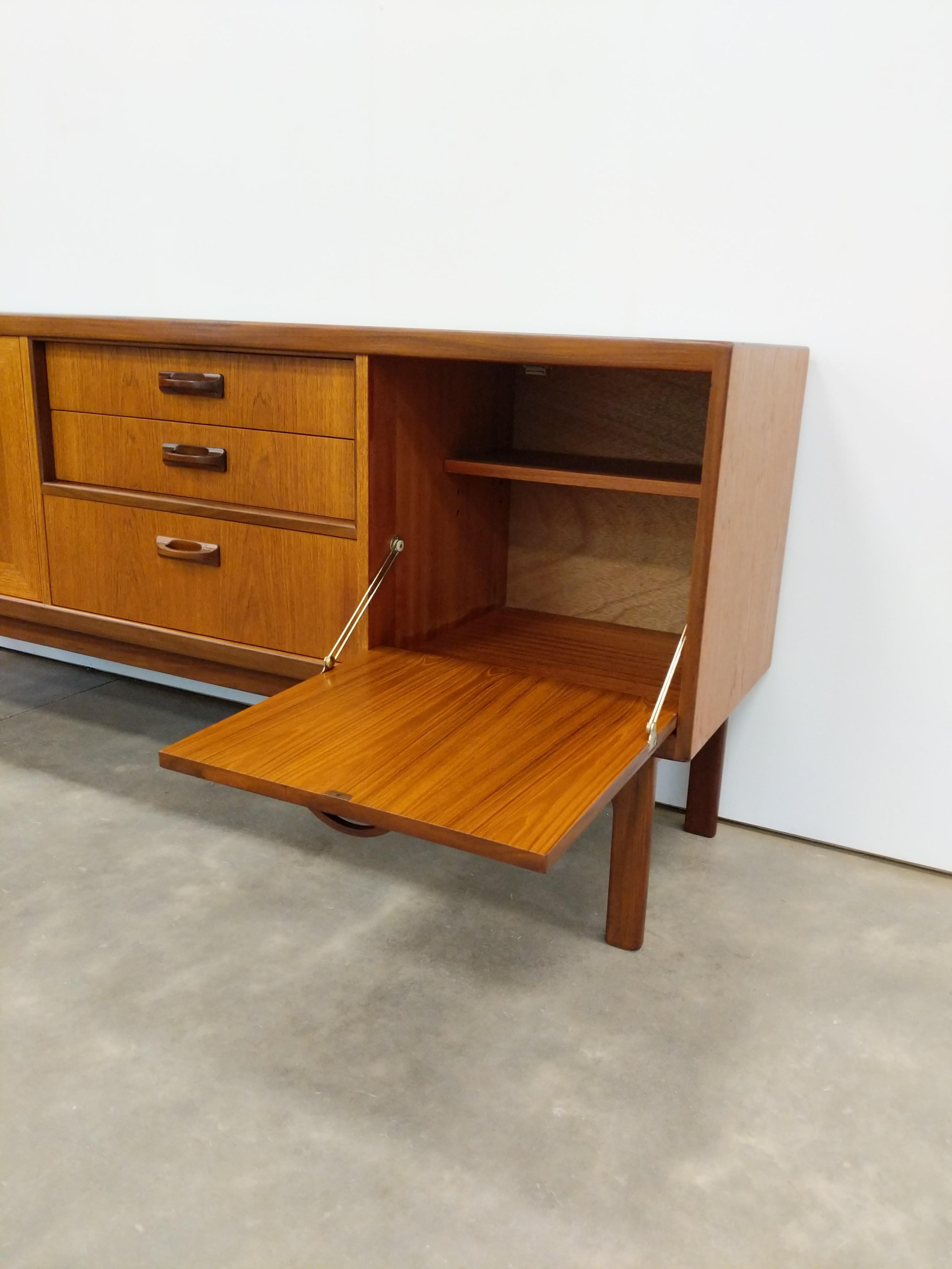 Credenza vintage de teca moderna de mediados de siglo de G Plan en venta 1