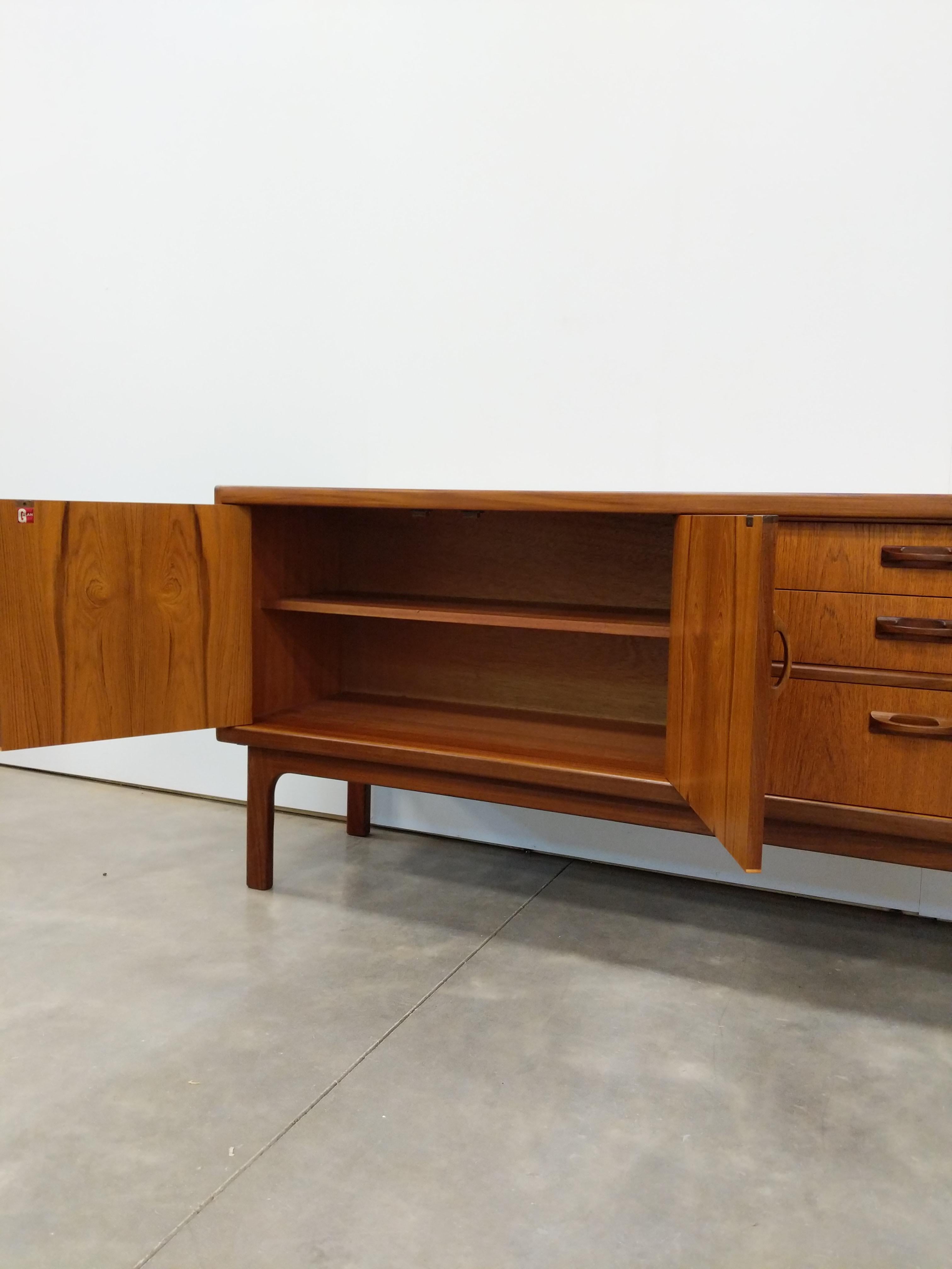 Credenza vintage de teca moderna de mediados de siglo de G Plan en venta 2